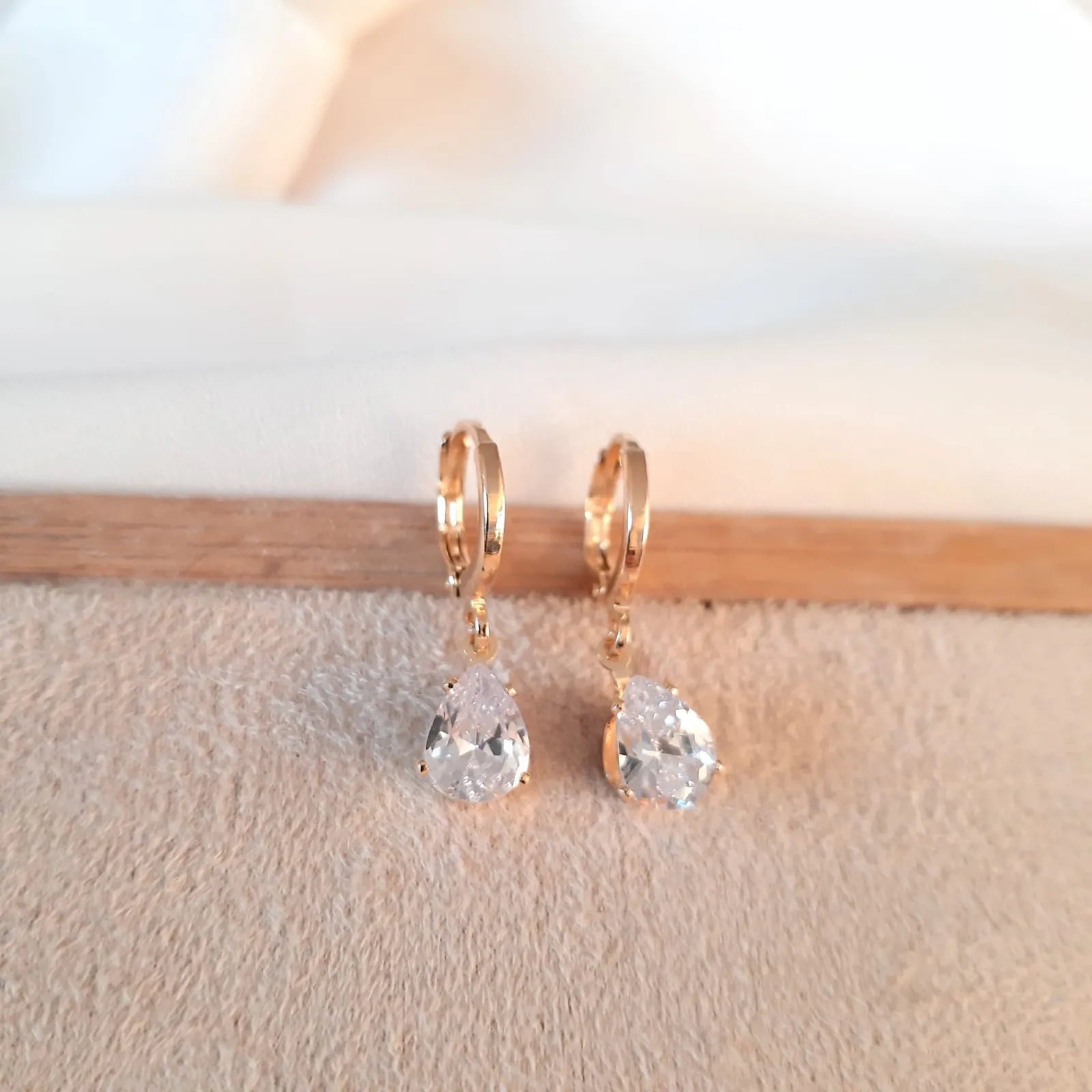 ARGOLINHA DOURADA PINGENTE GOTA CRISTAL