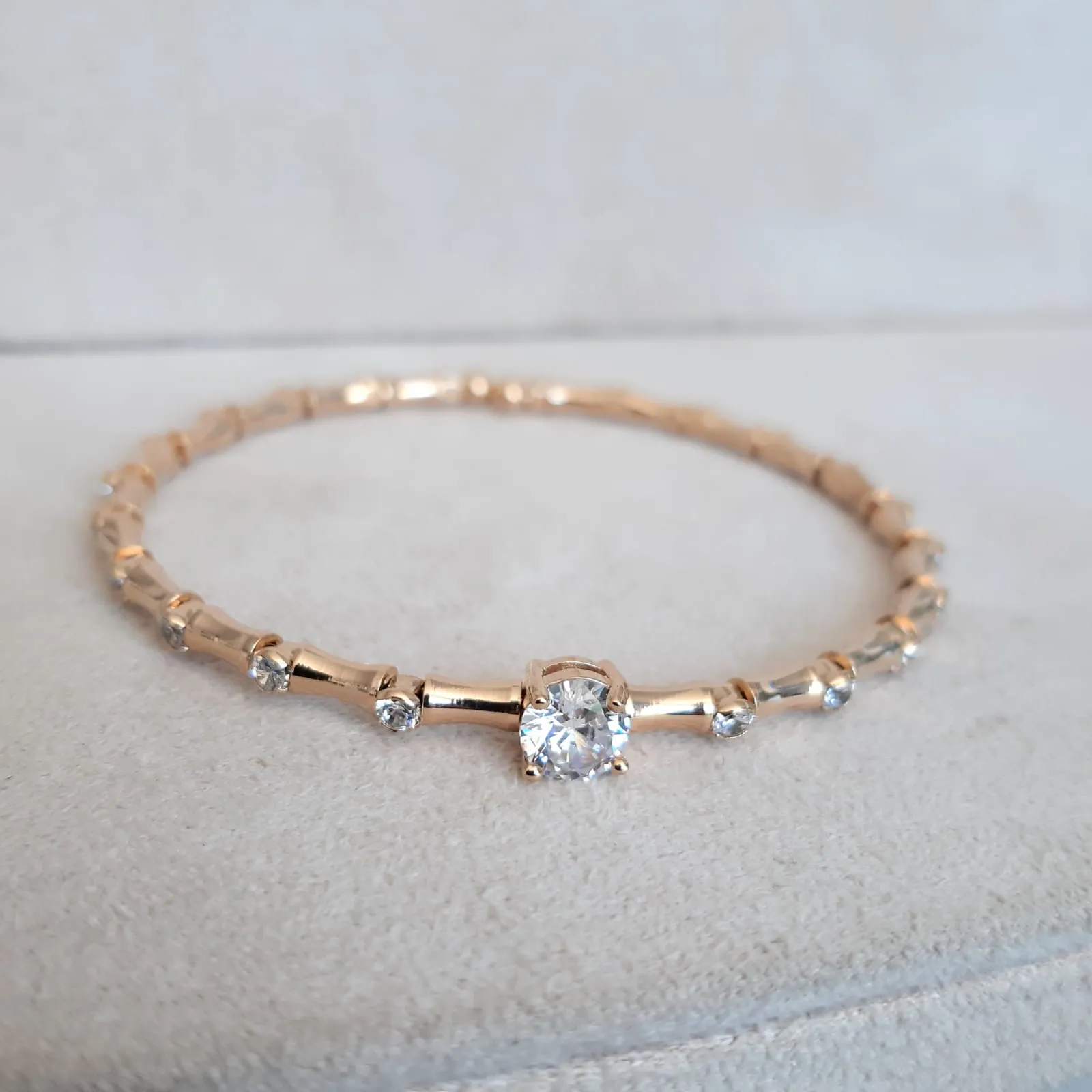BRACELETE CRAVEJADO EM MICROZIRCÔNIAS CRISTAIS DETALHE ZIRCÔNIA CRISTAL