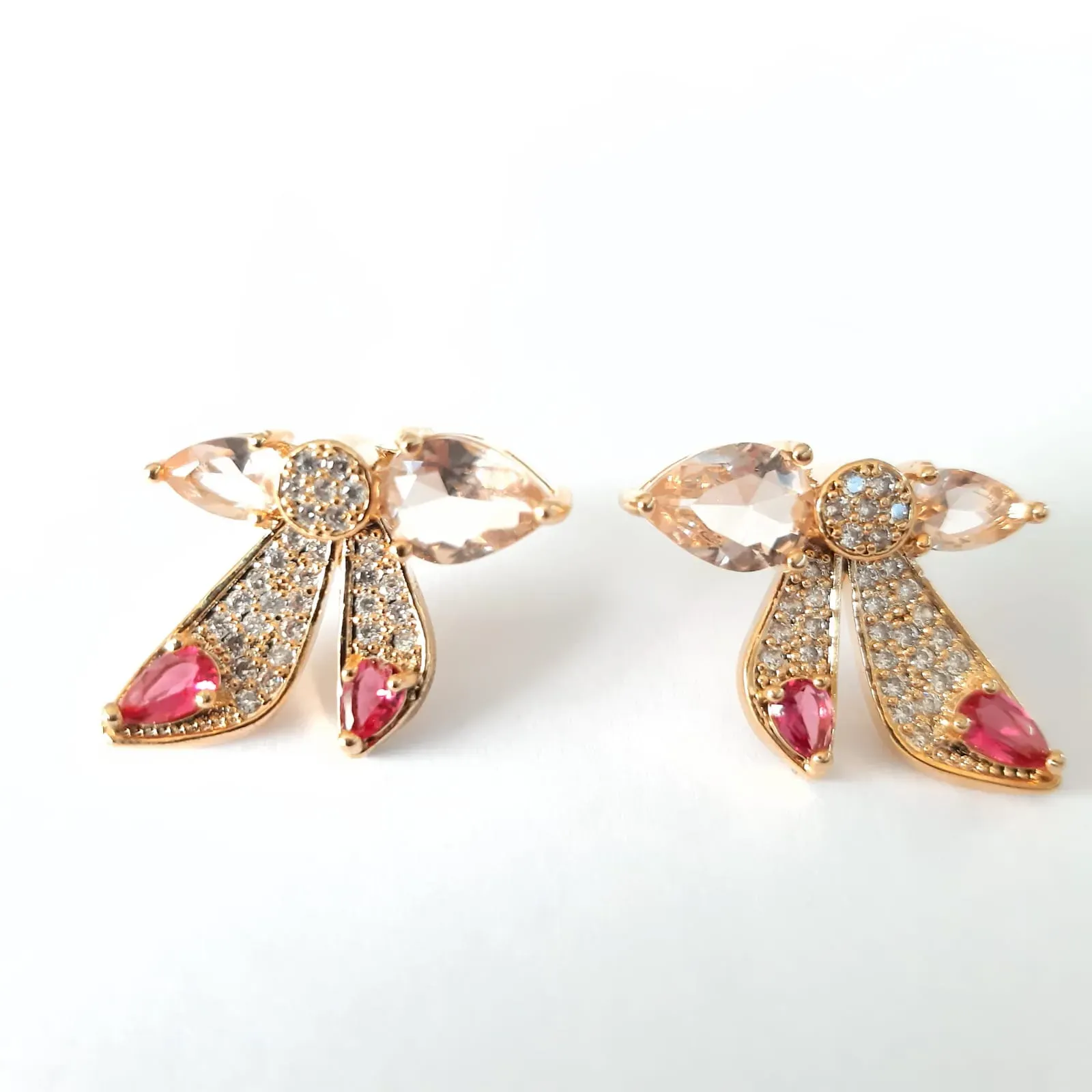 BRINCO DOURADO LAÇO CRAVEJADO MICROZIRCÔNIAS CRISTAL E ZIRCÔNIA CITRINO E RUBI