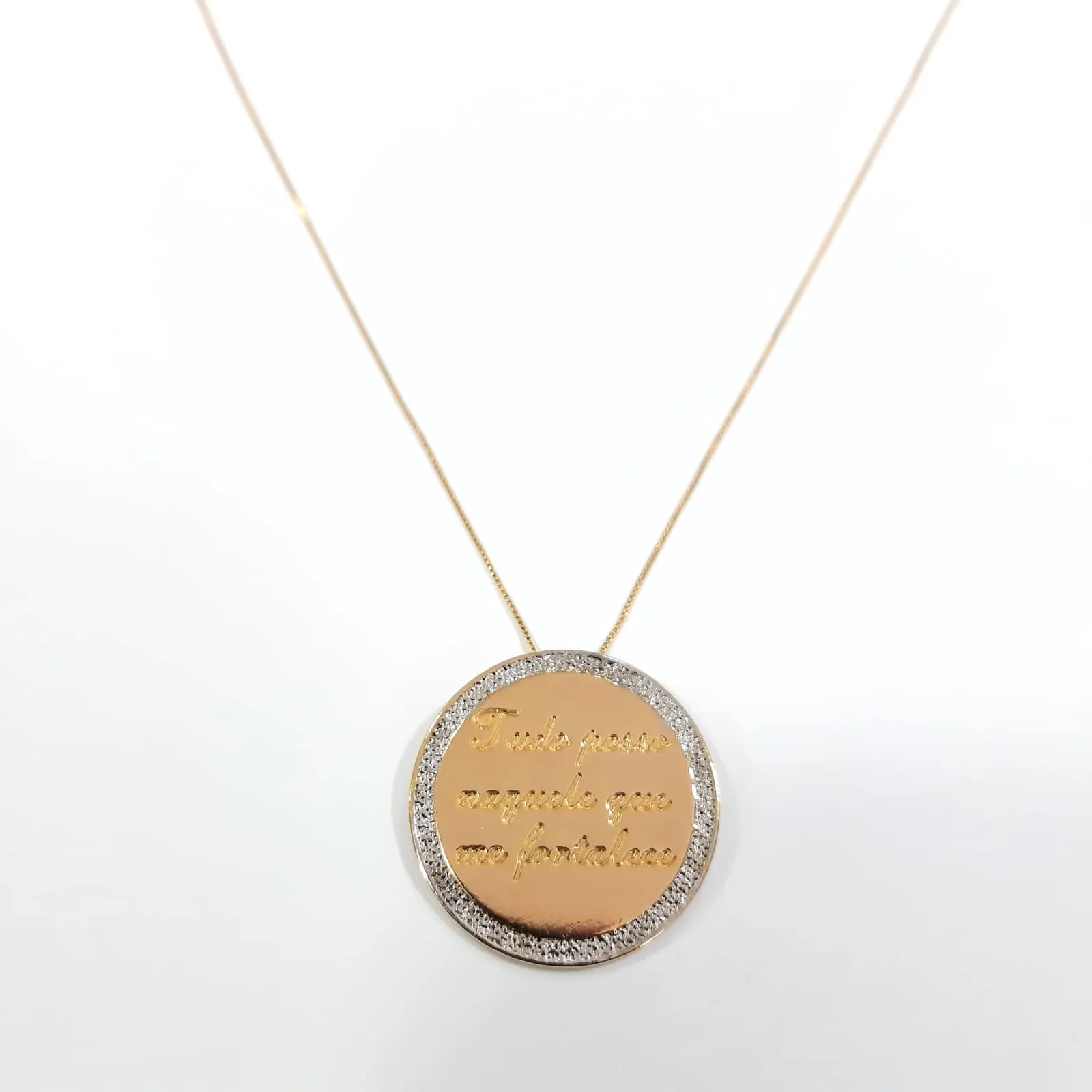 COLAR DOURADO COM MEDALHA TUDO POSSO NAQUELE QUE ME FORTALECE