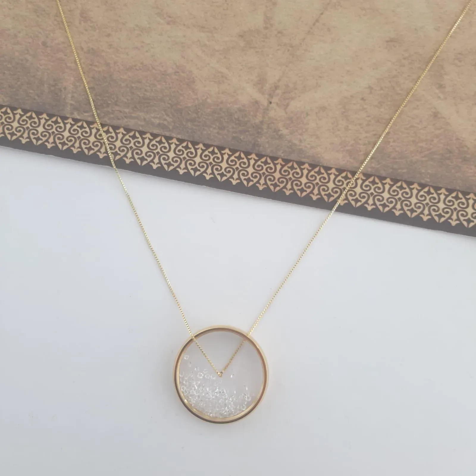 COLAR DOURADO PINGENTE RELICÁRIO CRISTAIS MÉDIO