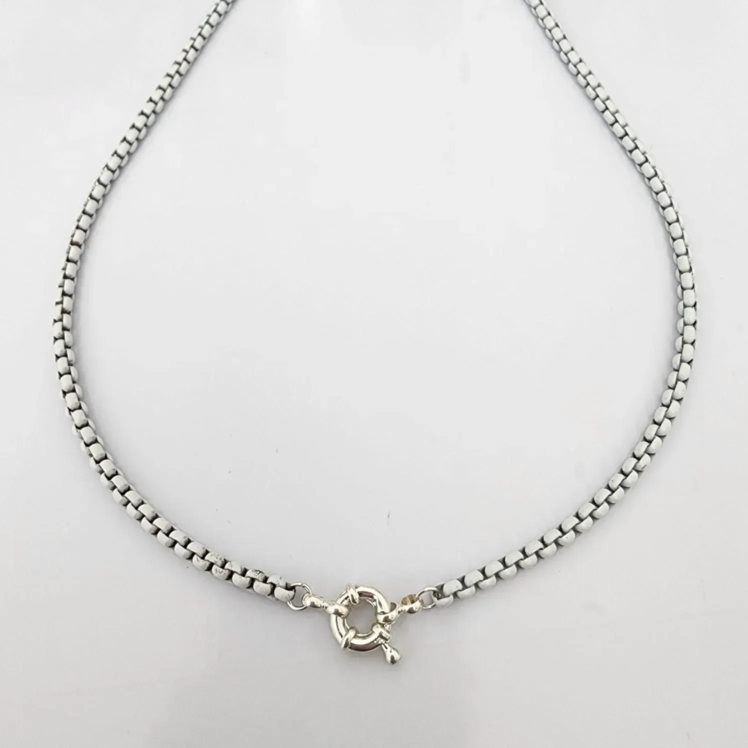 COLAR RESINA BRANCO COM FECHO BOIA PRATA