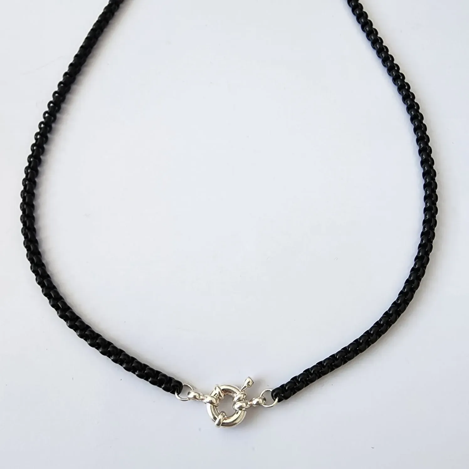 COLAR RESINA PRETO COM FECHO BOIA PRATA