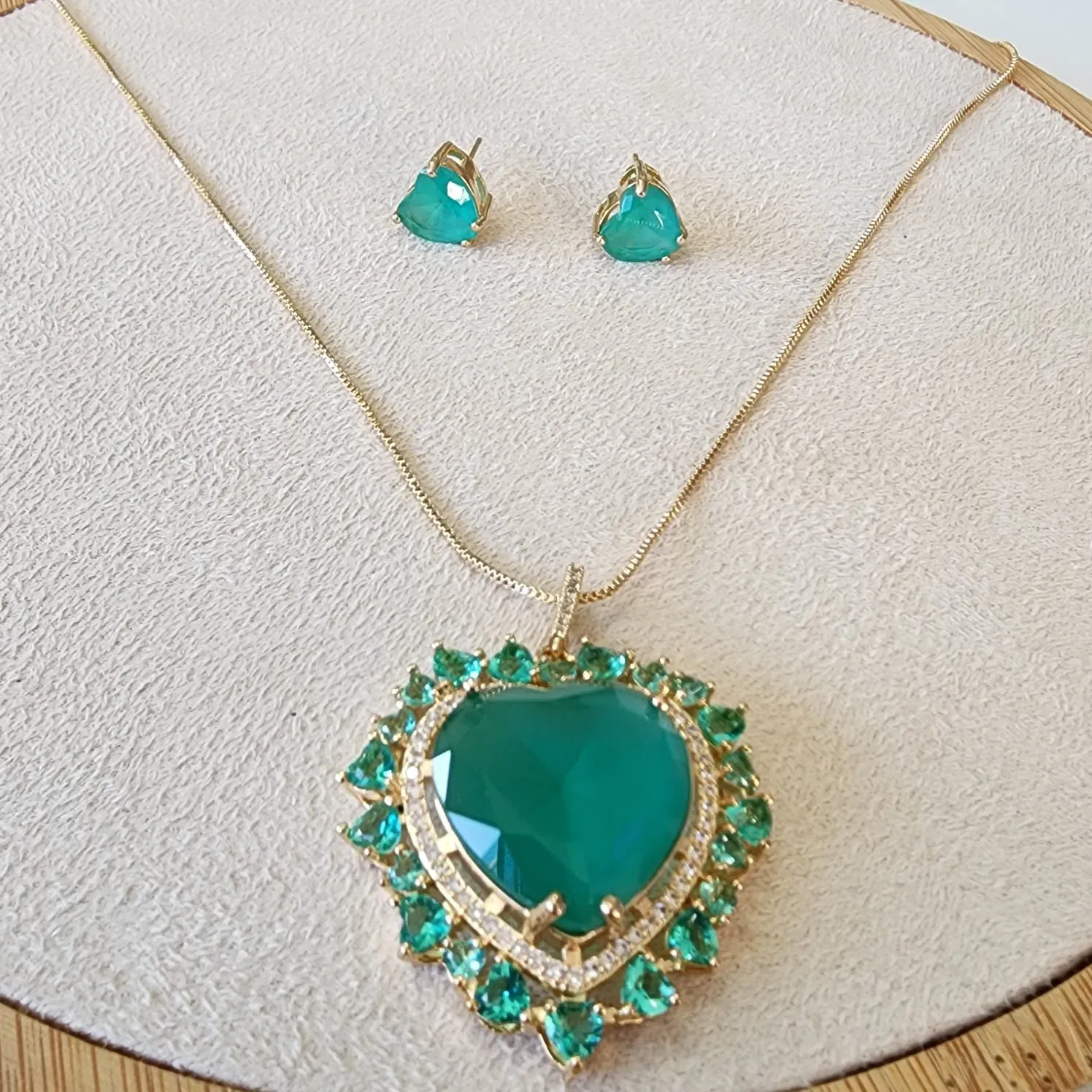 CONJUNTO CORAÇÃO ZIRCÔNIA CRAVEJADO EM MICROZIRCÔNIAS CRISTAL E ZIRCÔNIA PRASIOLITA