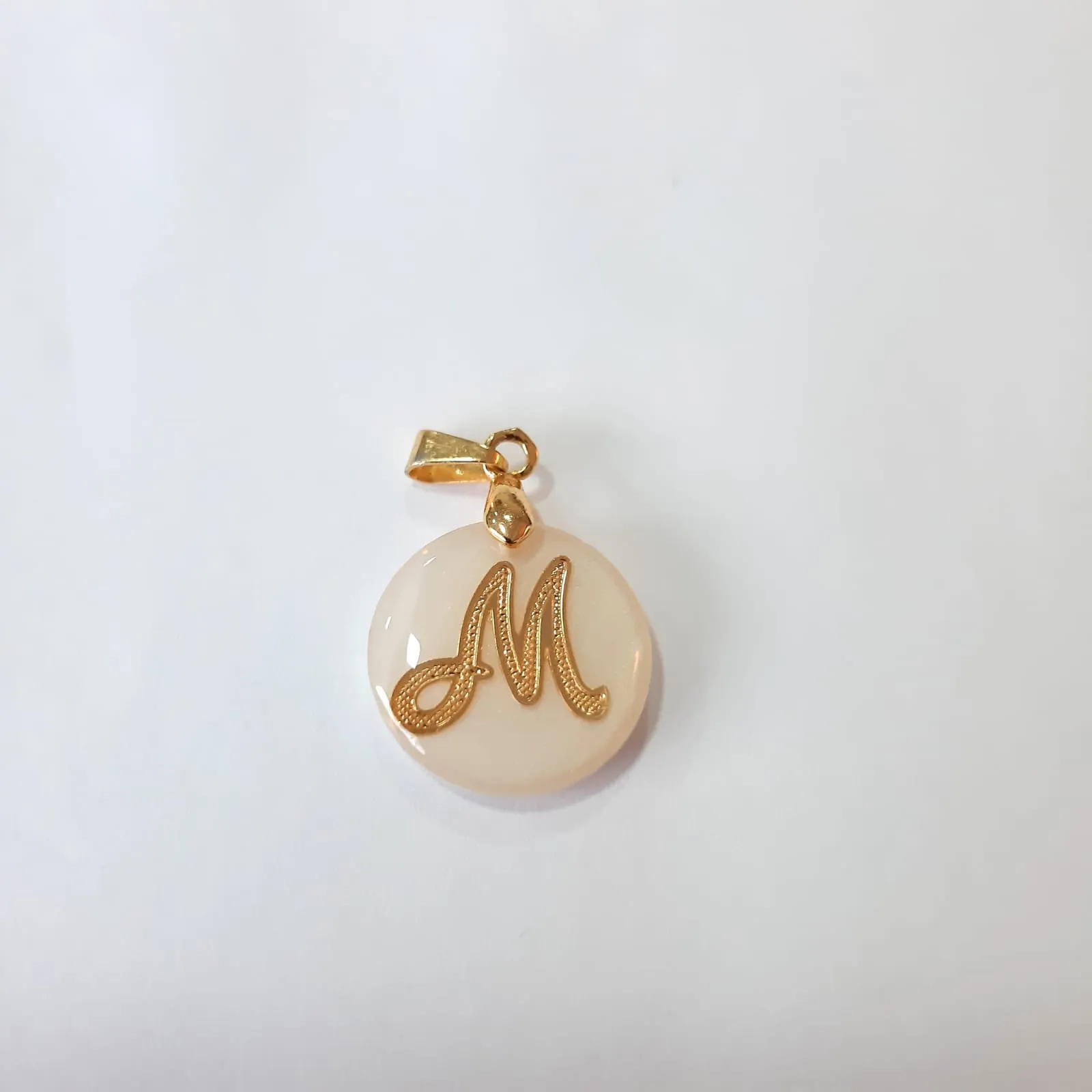 PINGENTE DOURADO MADREPÉROLA LETRA M