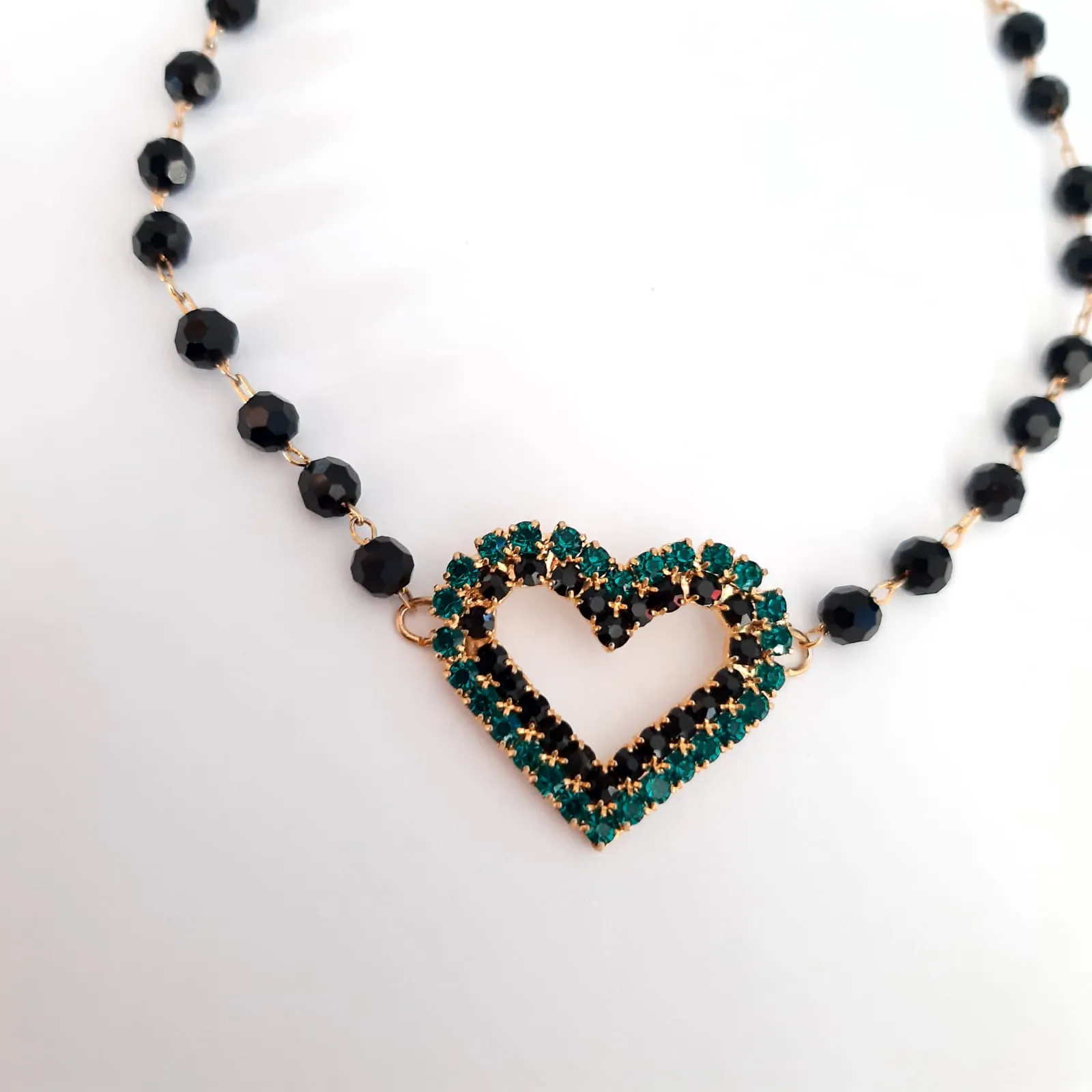 PULSEIRA DOURADA CORAÇÃO CRAVEJADO ZIRCÔNIAS NEGRAS