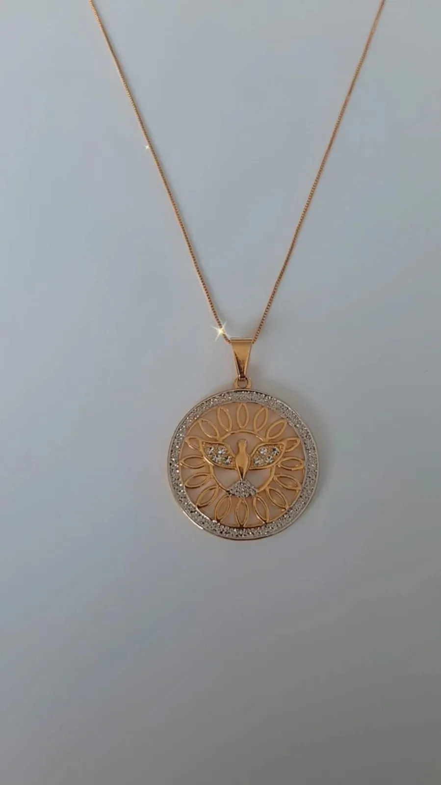 COLAR DIVINO ESPÍRITO SANTO CRAVEJADO COM MICROZIRCÔNIAS CRISTAL