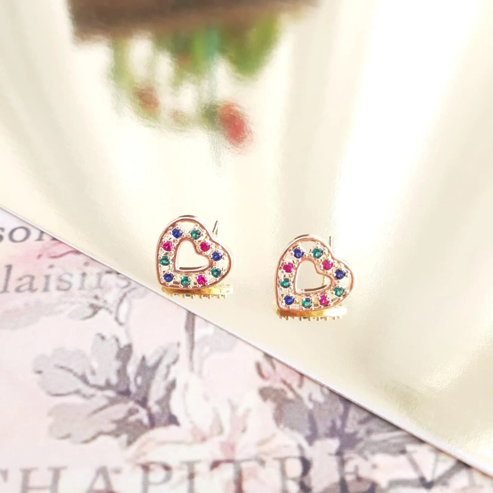 BRINCO CORAÇÃO VAZADO CRAVEJADO EM MICROZIRCÔNIAS MULTICOLORIDAS