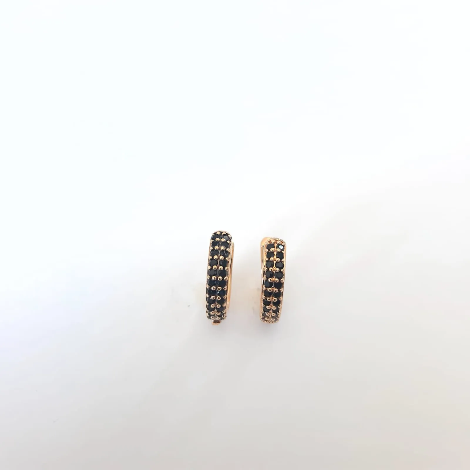 ARGOLINHA CRAVEJADA COM ZIRCÔNIAS NEGRAS