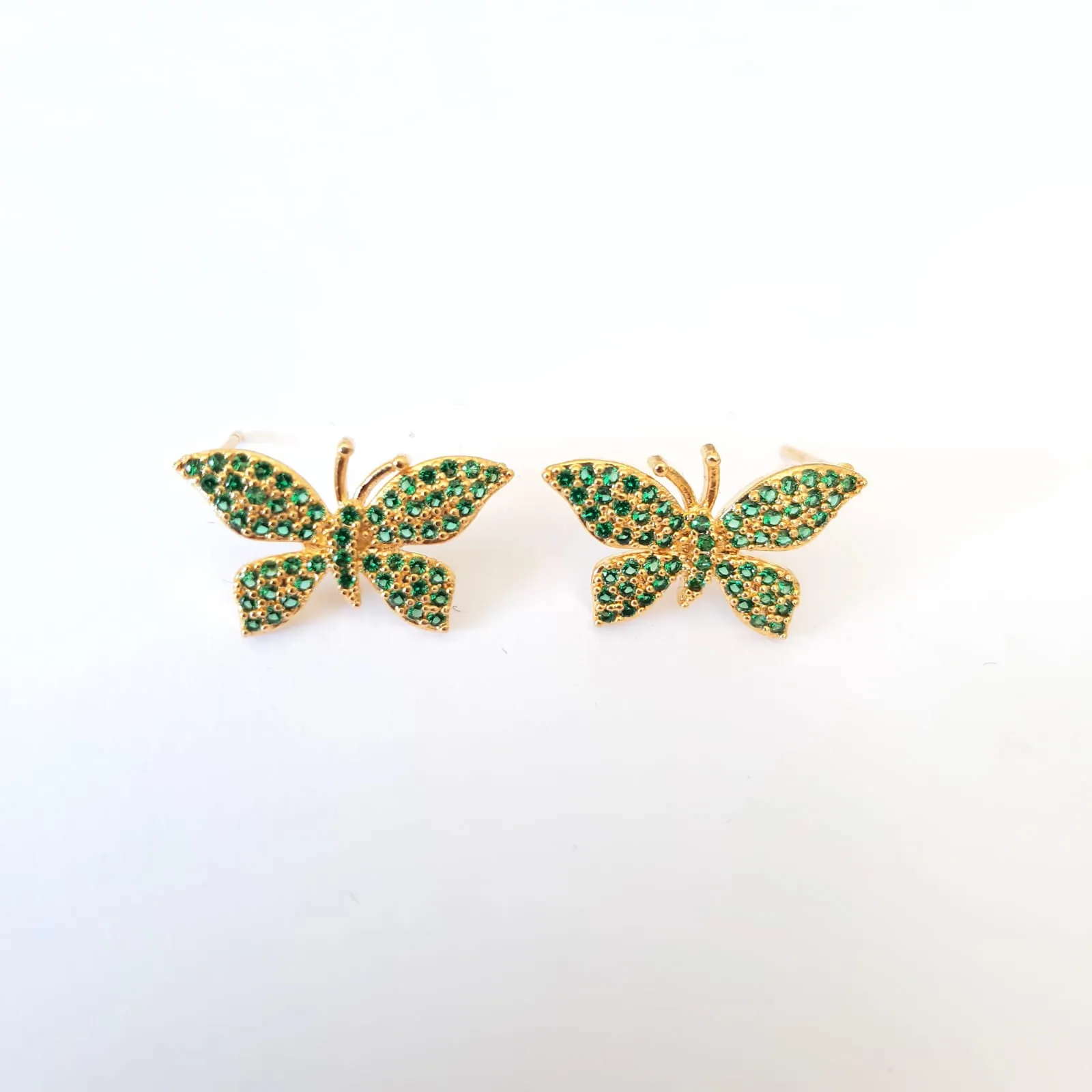 BRINCO DOURADO BORBOLETA CRAVEJADO EM MICROZIRCÔNIAS ESMERALDA