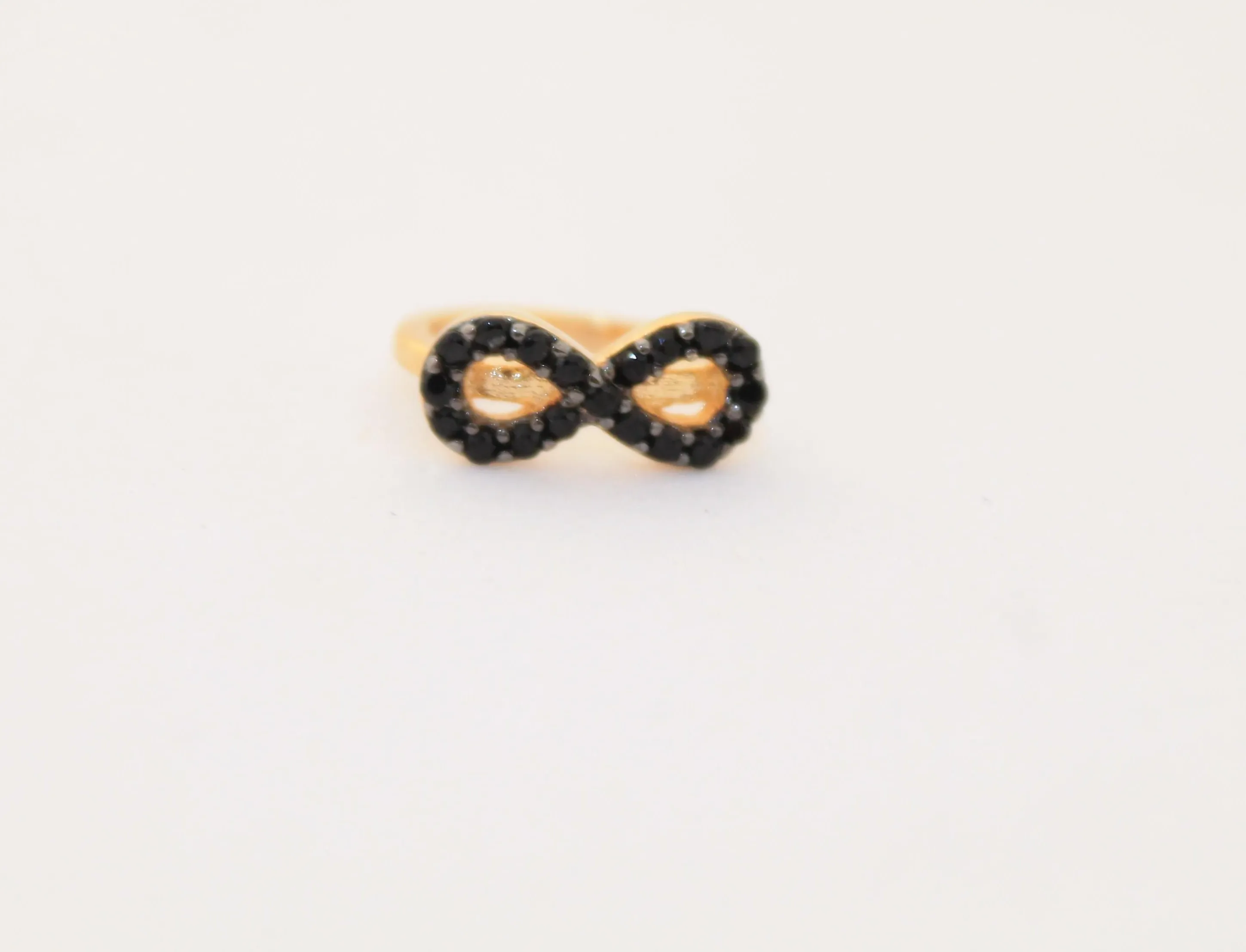 BRINCO PIERCING FAKE DOURADO INFINITO MICROZIRCÔNIAS NEGRAS