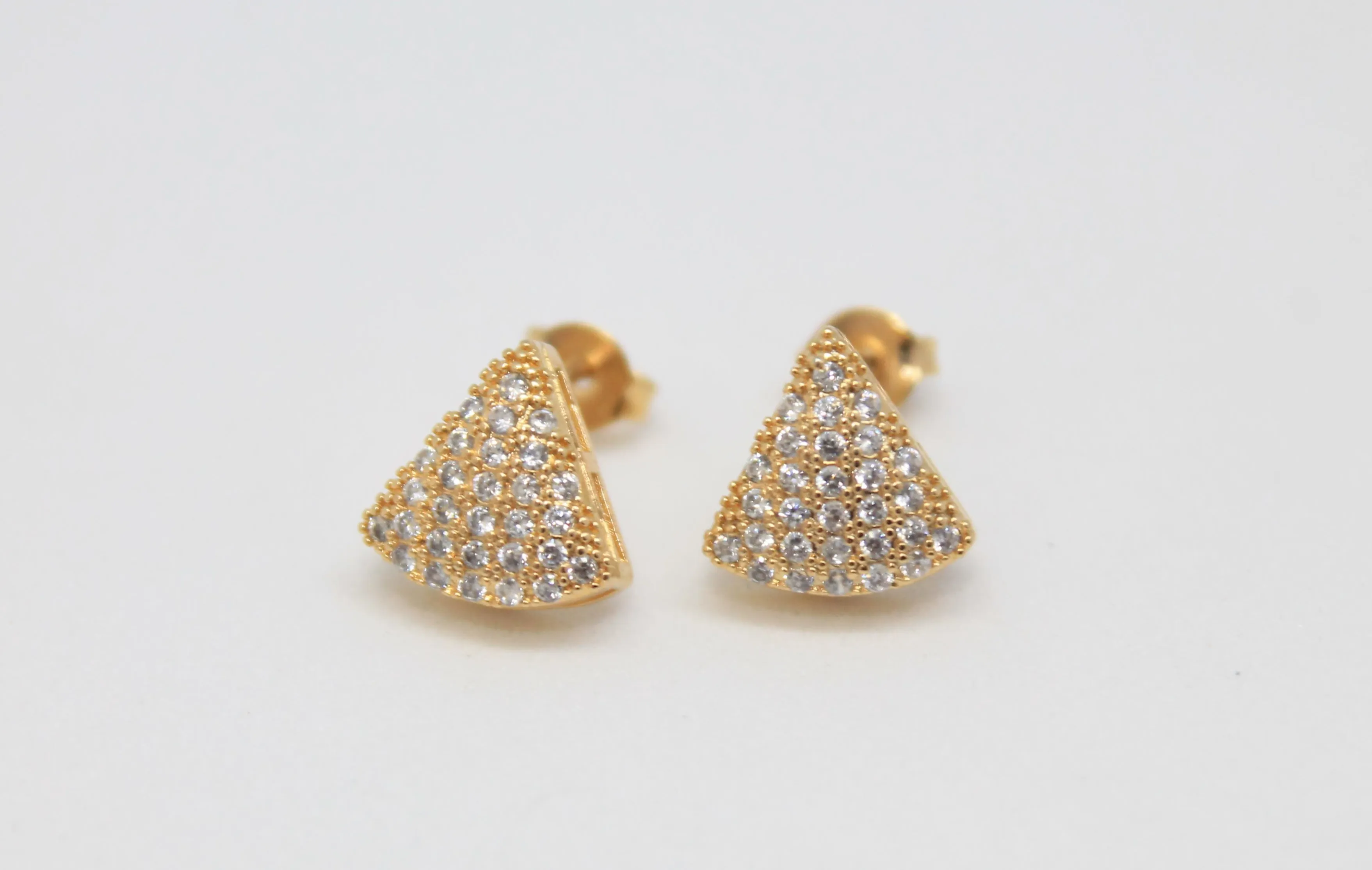 BRINCO DOURADO TRIÂNGULO CRAVEJADO MICROZIRCÔNIAS CRISTAL