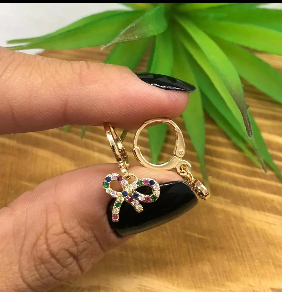 ARGOLINHA DOURADA PINGENTE LAÇO CRAVEJADO EM MICROZIRCÔNIAS MULTICOLORIDAS