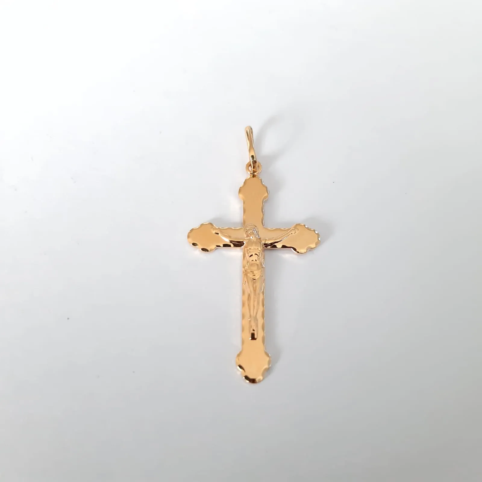 PINGENTE DOURADO JESUS CRUXIFICADO