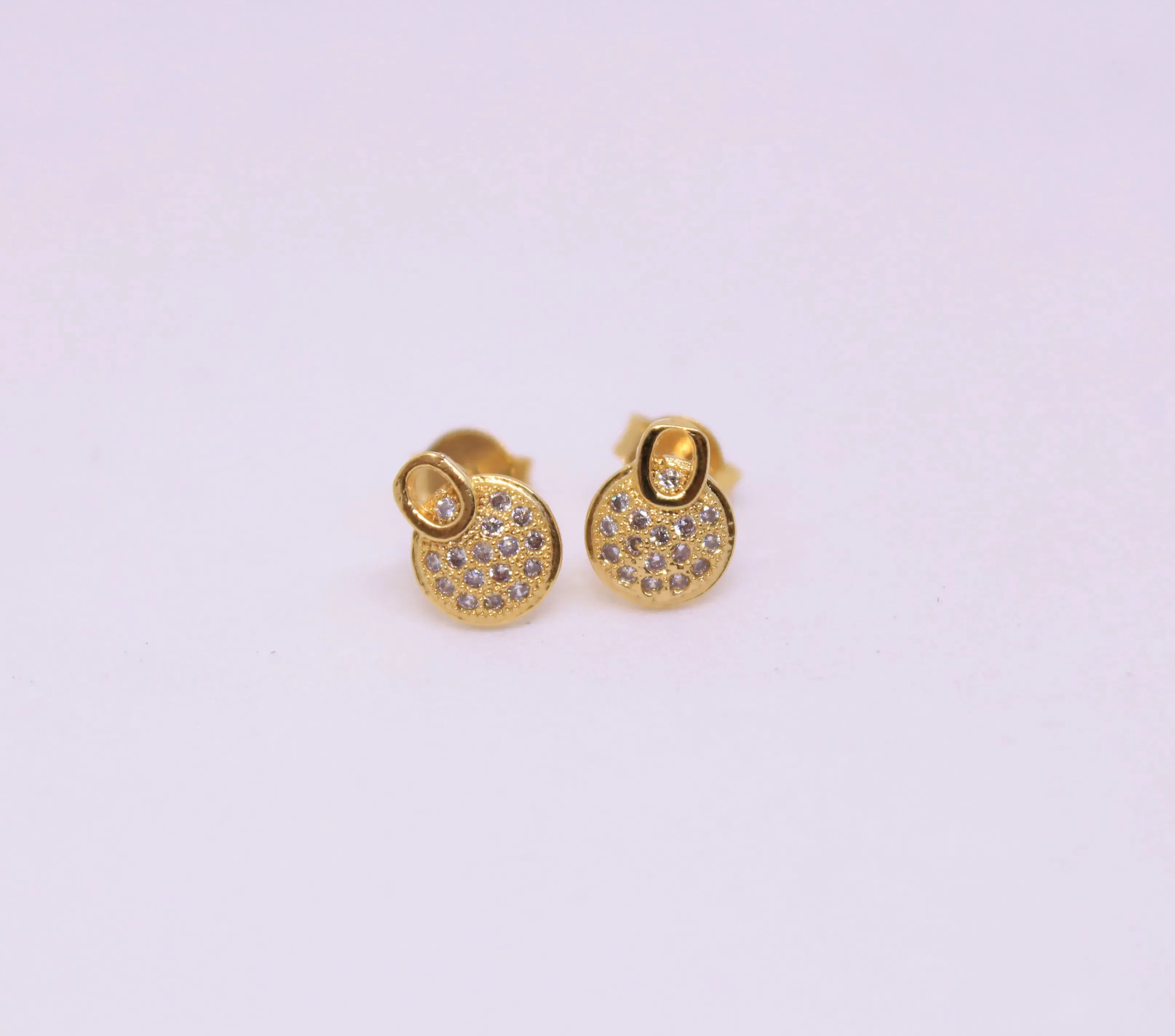 CÍRCULO COM ALÇA CRAVEJADO MICROZIRCÔNIAS CRISTAL