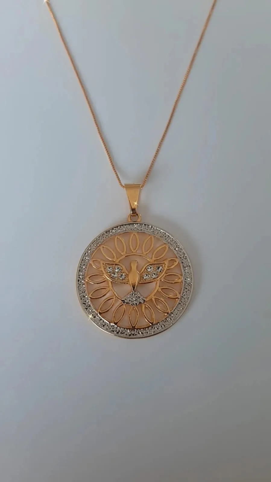 COLAR DIVINO ESPÍRITO SANTO CRAVEJADO COM MICROZIRCÔNIAS CRISTAL