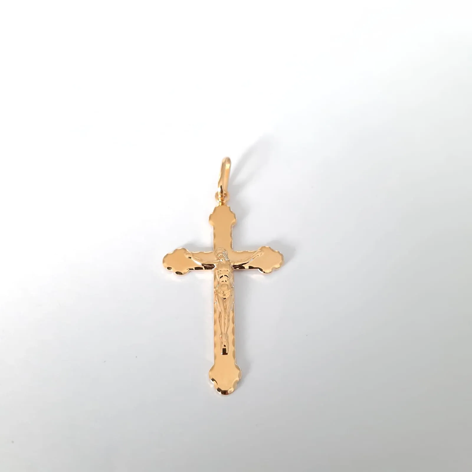 PINGENTE DOURADO JESUS CRUXIFICADO