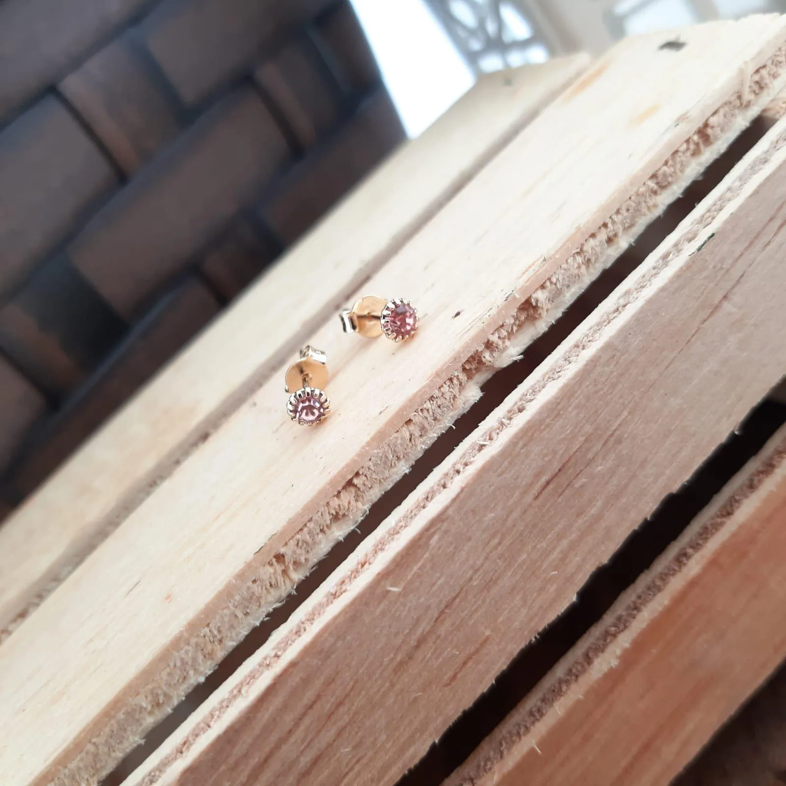 BRINCO DOURADO PONTO DE LUZ ZIRCÔNIA QUARTZO ROSA