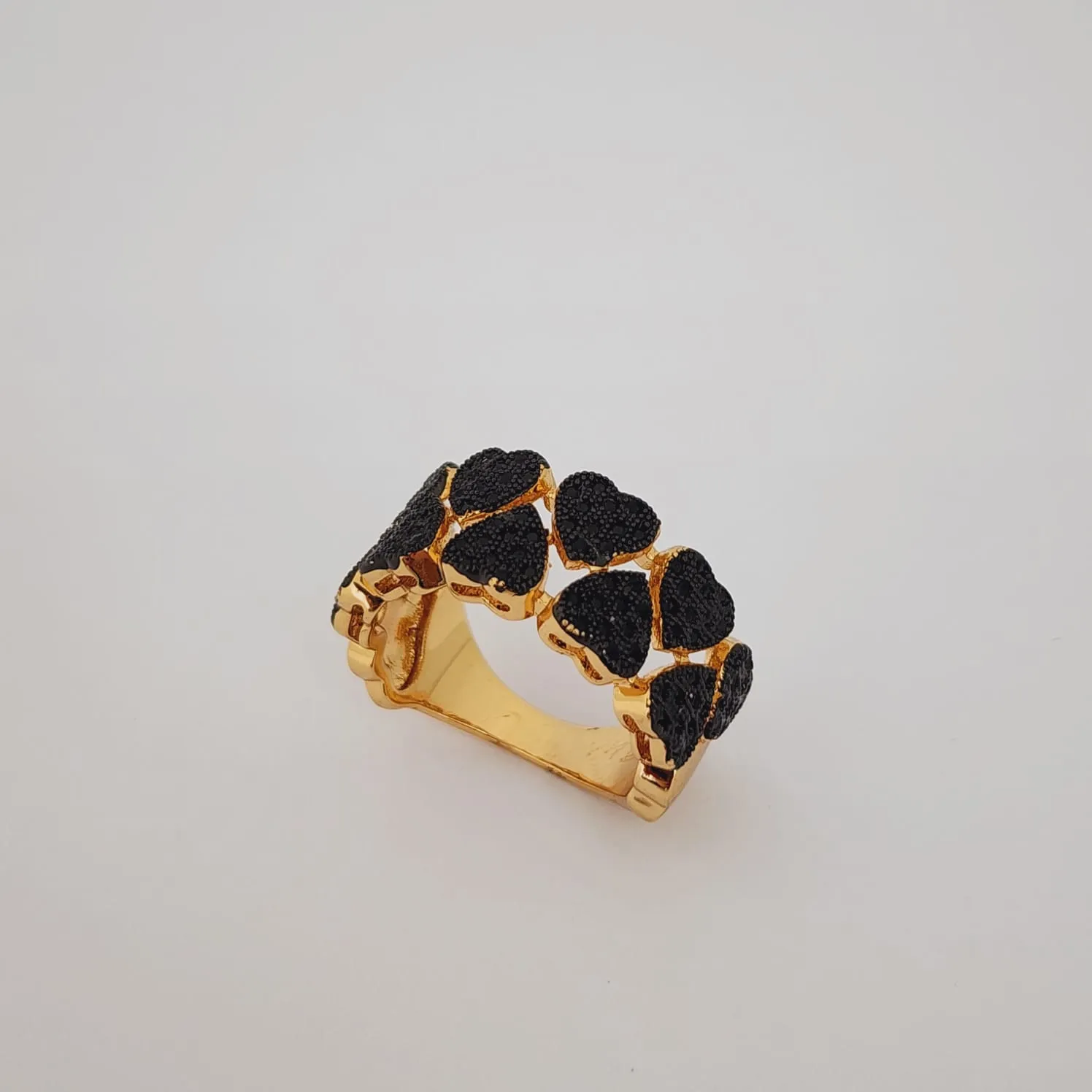 ANEL DOURADO CORAÇÕES CRAVEJADOS PRETO