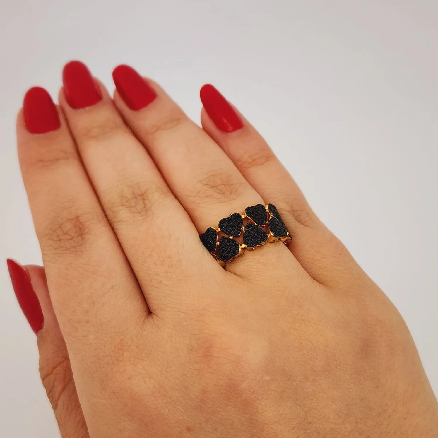 ANEL DOURADO CORAÇÕES CRAVEJADOS PRETO