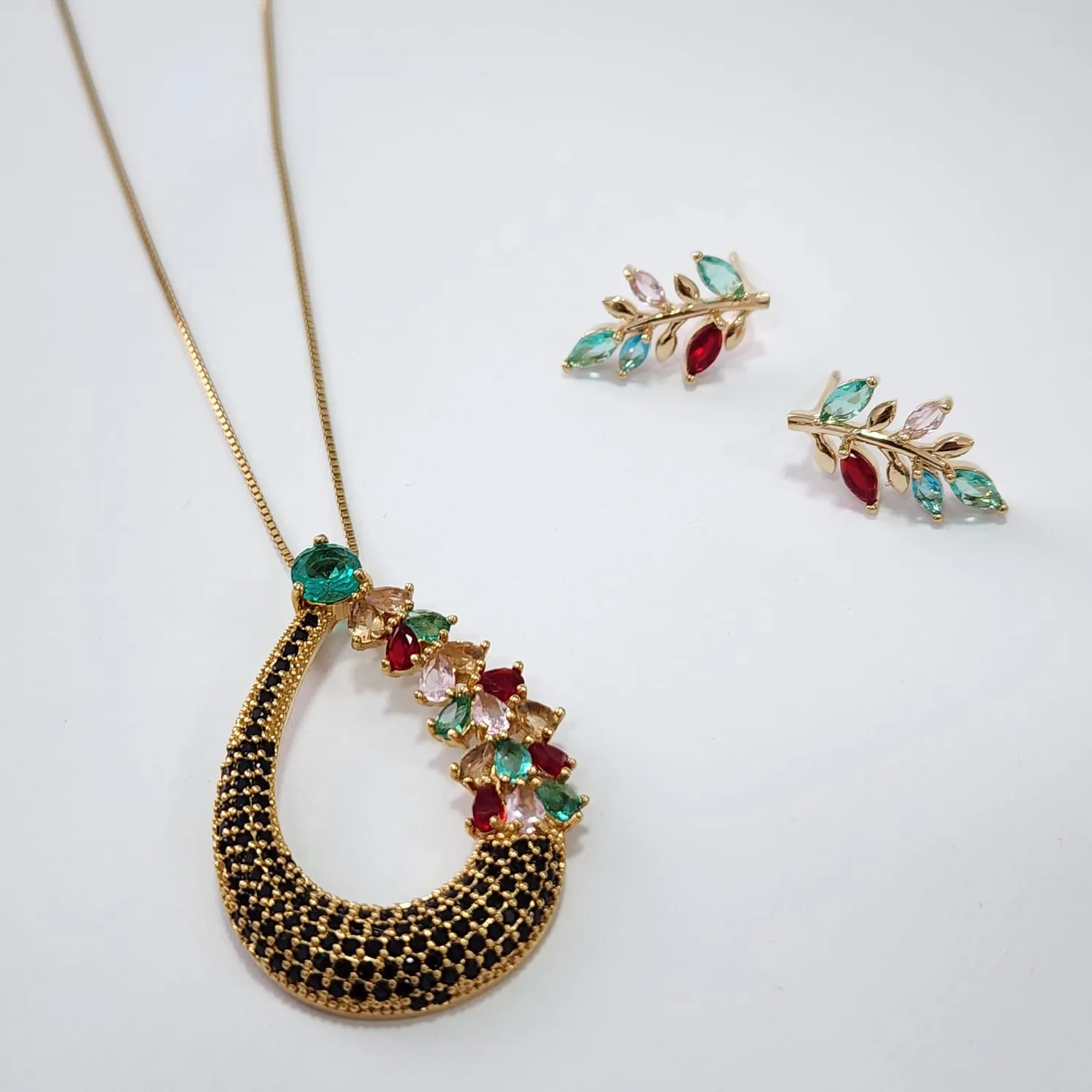 CONJUNTO DOURADO PINGENTE DE GOTA COM ZIRCÔNIAS MULTICOLORIDAS E CRAVEJADO EM MICROZIRCÔNIAS NEGRAS