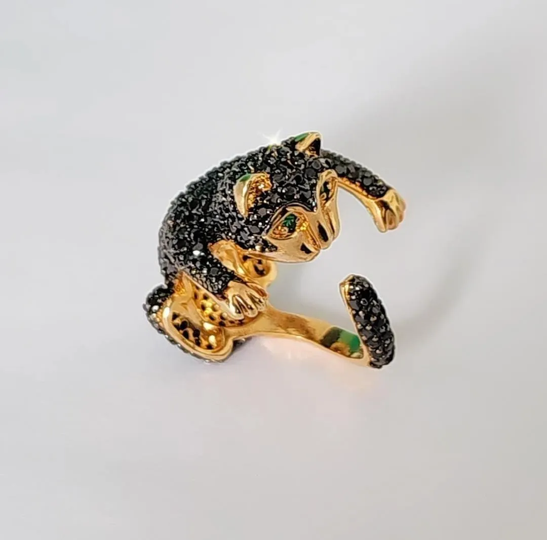 ANEL DOURADO GATO CRAVEJADO EM MICROZIRCÔNIAS PRETAS