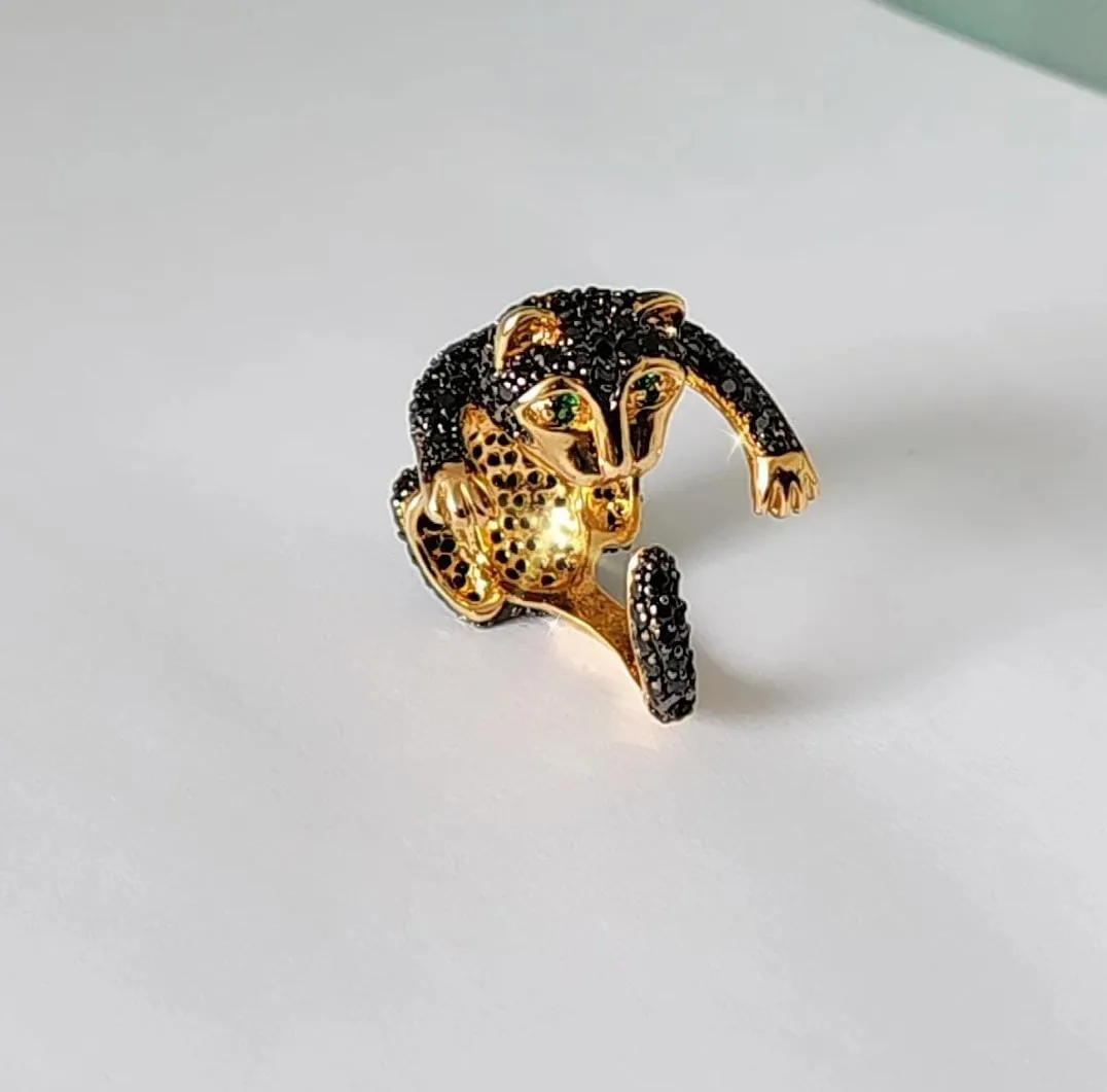 ANEL DOURADO GATO CRAVEJADO EM MICROZIRCÔNIAS PRETAS