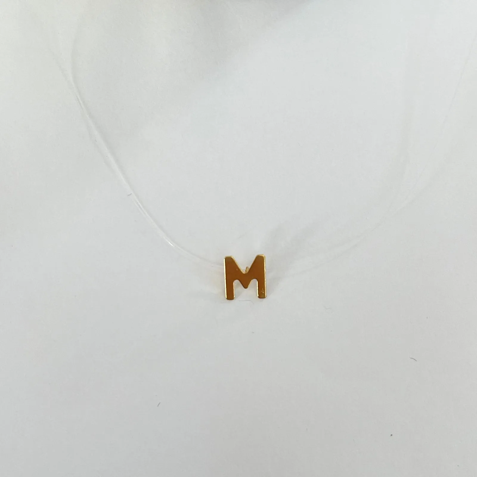 COLAR FIO NYLON PINGENTE DOURADO LETRA M