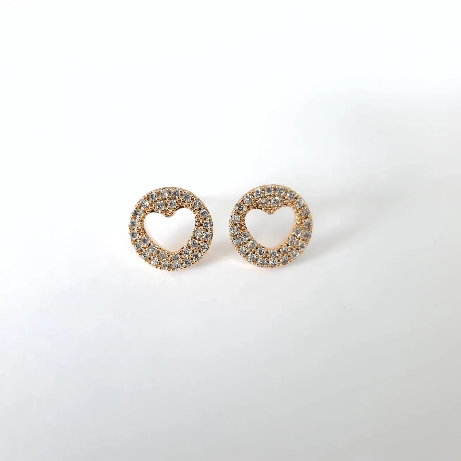BRINCO DOURADO CORAÇÃO CRAVEJADO EM MICROZIRCÔNIAS CRISTAL