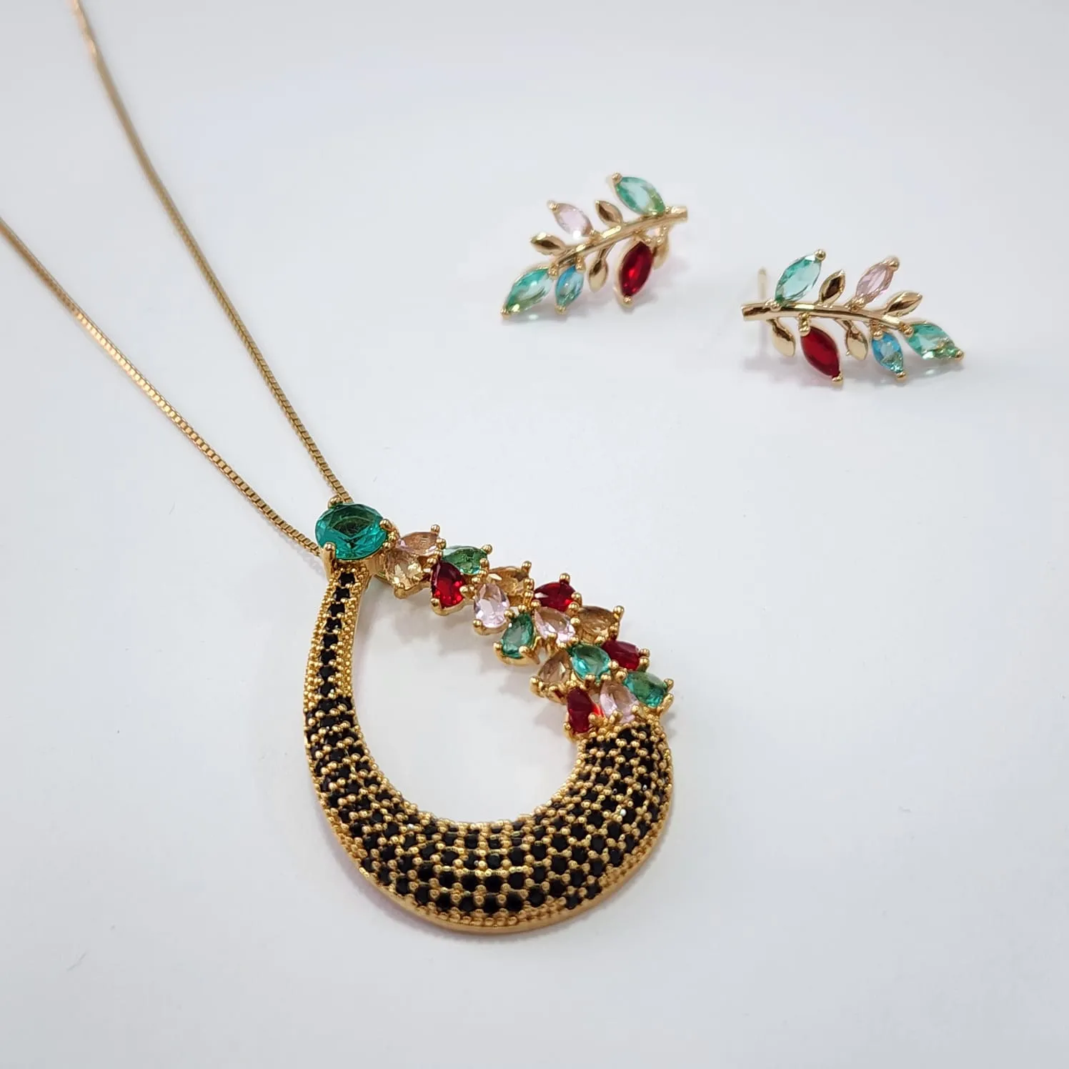 CONJUNTO DOURADO PINGENTE DE GOTA COM ZIRCÔNIAS MULTICOLORIDAS E CRAVEJADO EM MICROZIRCÔNIAS NEGRAS