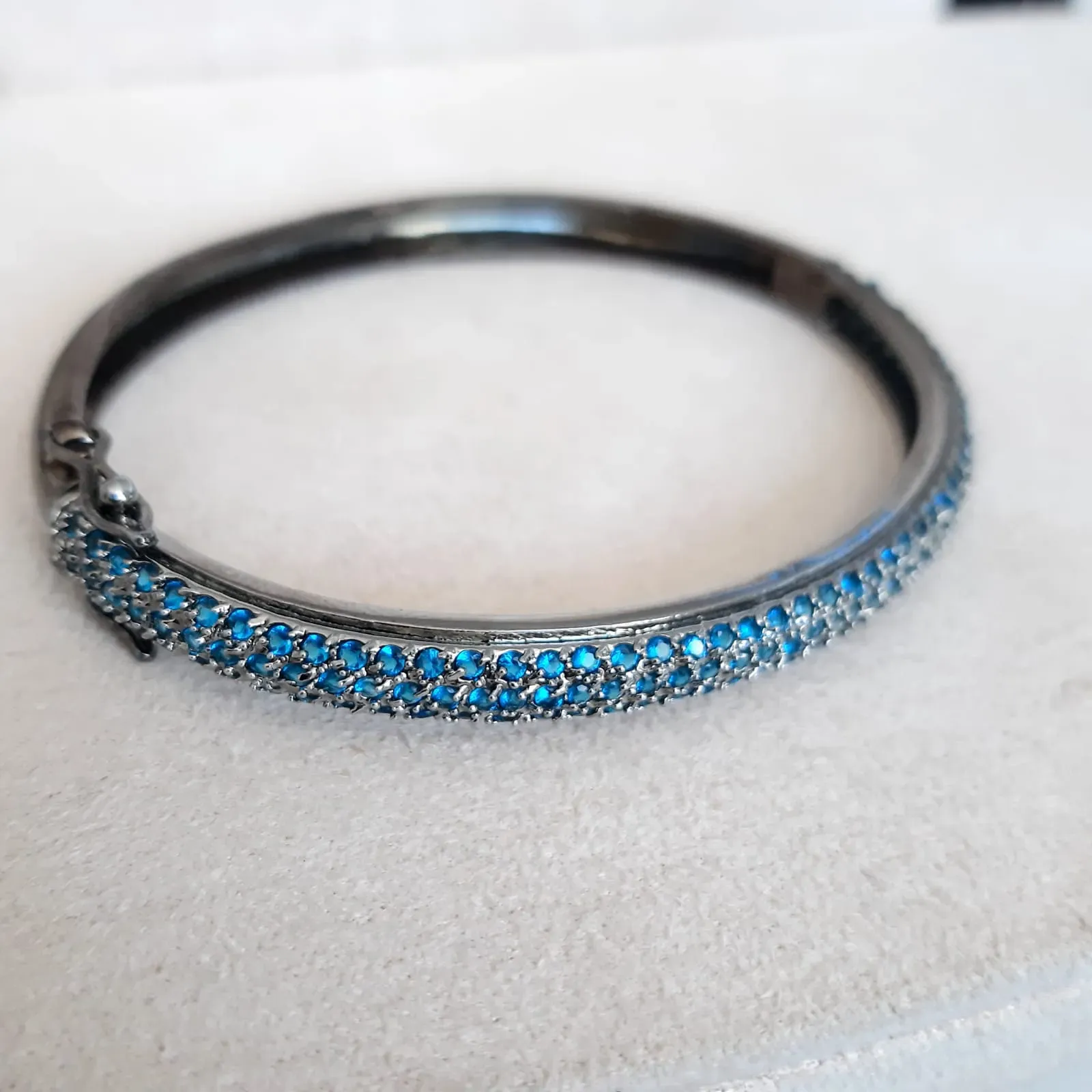 BRACELETE RÓDIO NEGRO CRAVEJADO MICROZIRCÔNIAS AZUIS