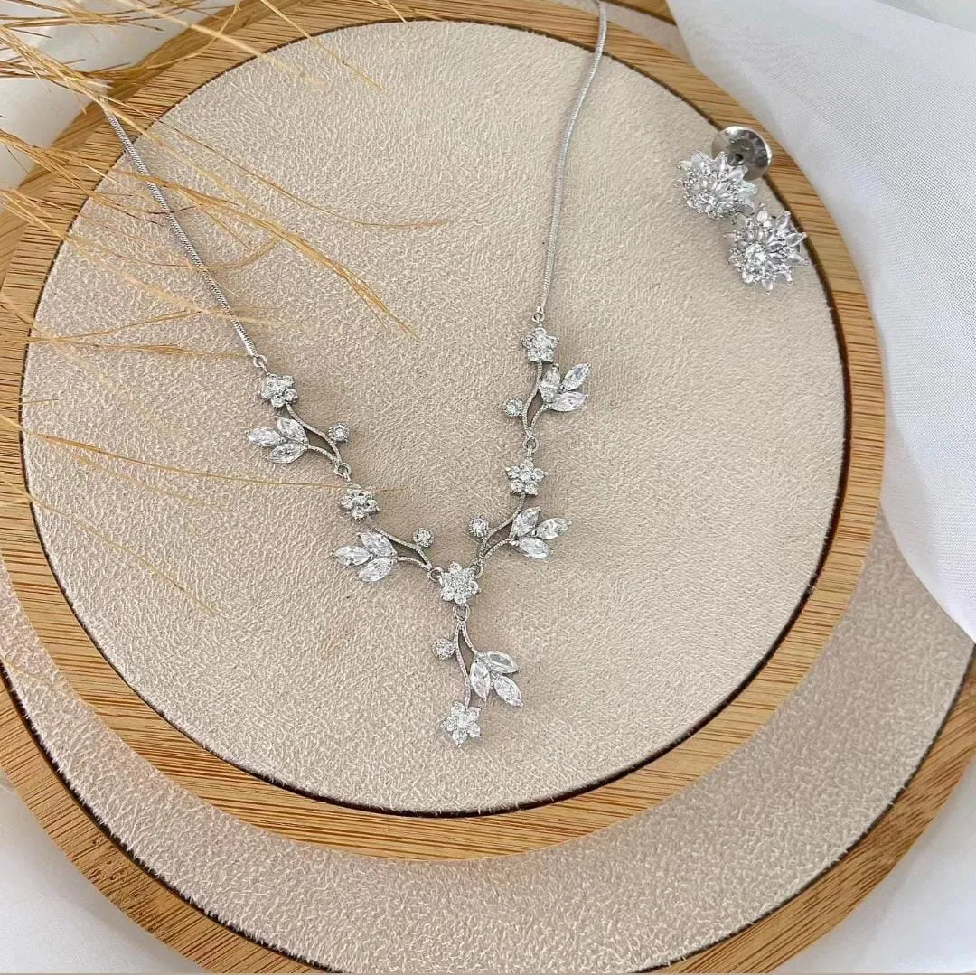 COLAR SUPER DELICADO FOLHAS RÓDIO BRANCO - ZIRCÔNIA CRISTAL