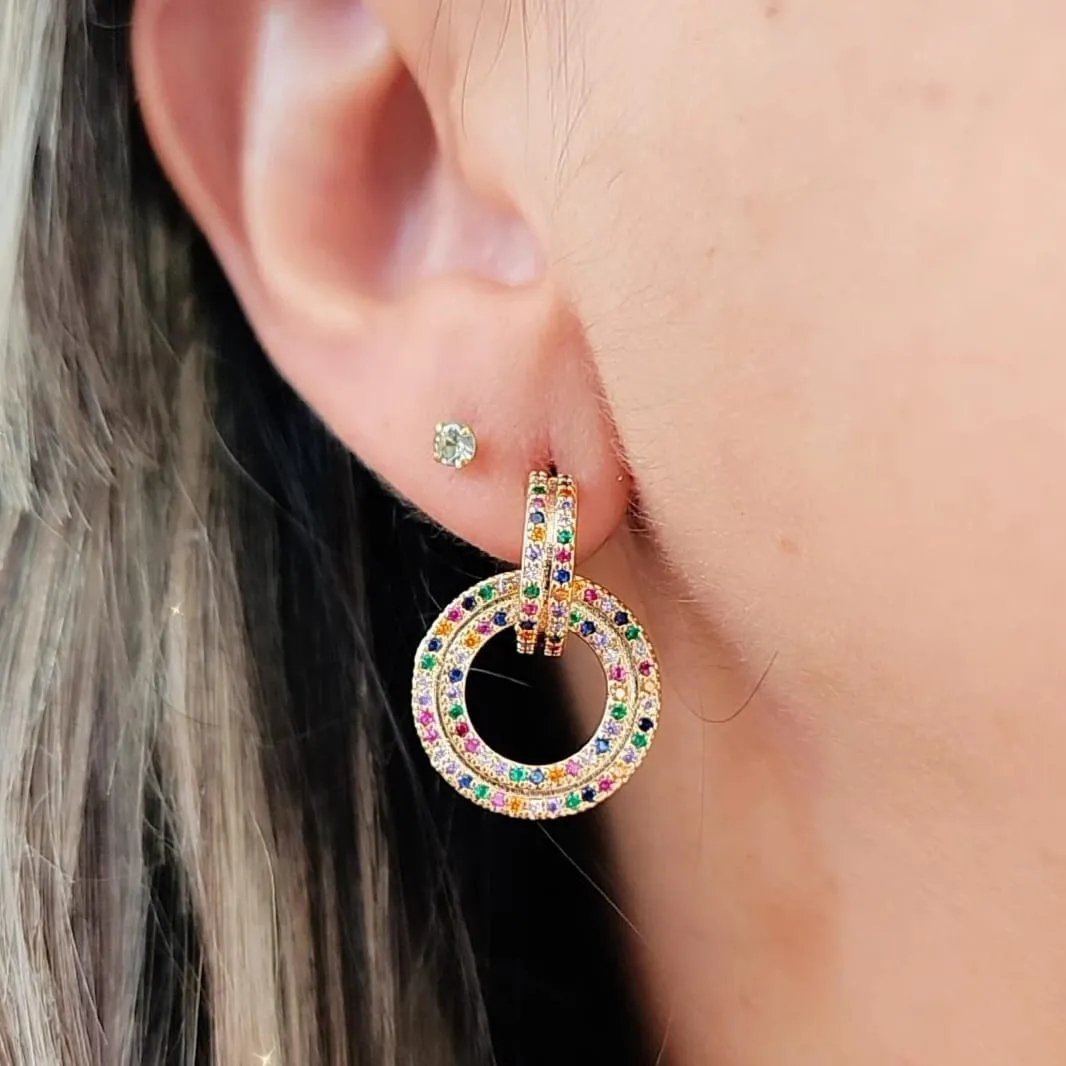 BRINCO DOURADO CÍRCULO CRAVEJADO EM MICROZIRCÔNIA COLORIDAS