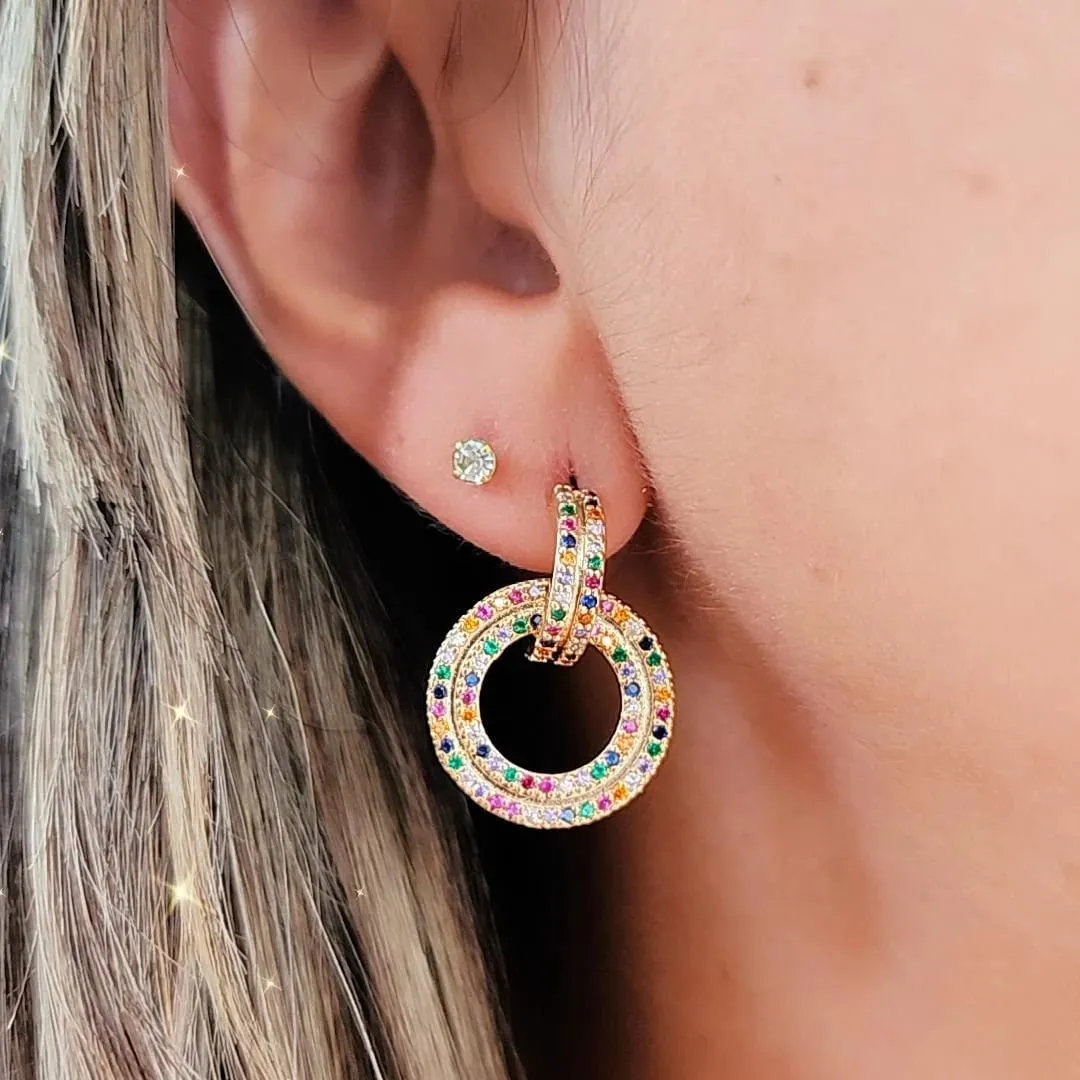 BRINCO DOURADO CÍRCULO CRAVEJADO EM MICROZIRCÔNIA COLORIDAS