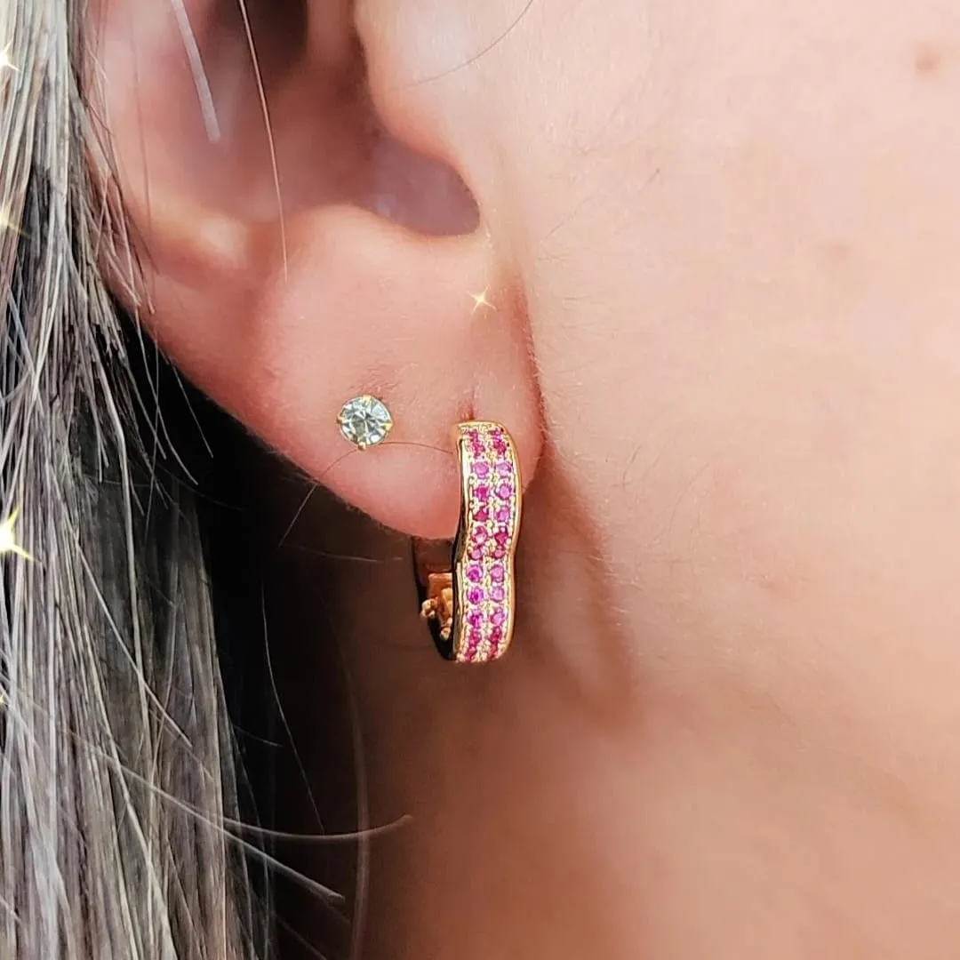 BRINCO DOURADO ARGOLA CORAÇÃO MICROZIRCÔNIAS ROSA
