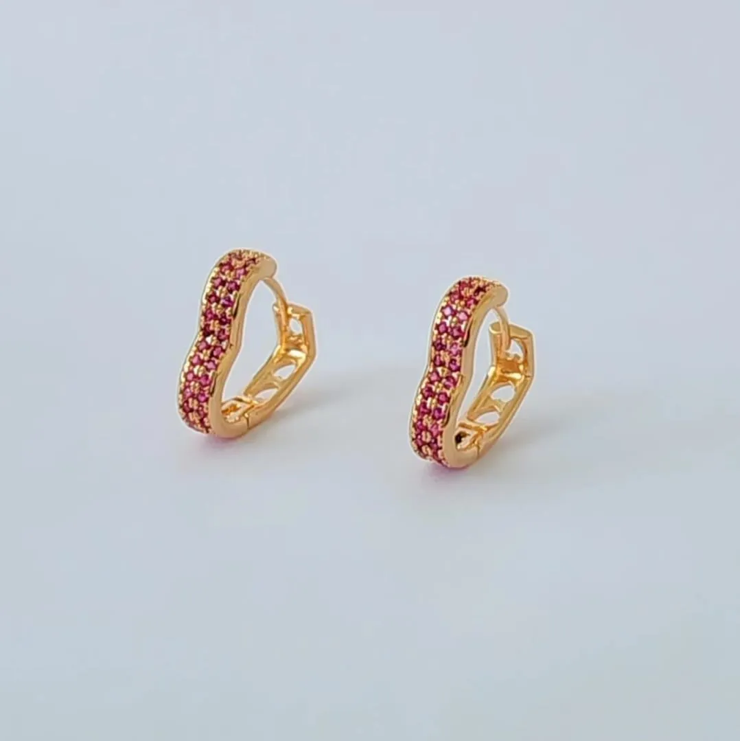 BRINCO DOURADO ARGOLA CORAÇÃO MICROZIRCÔNIAS ROSA