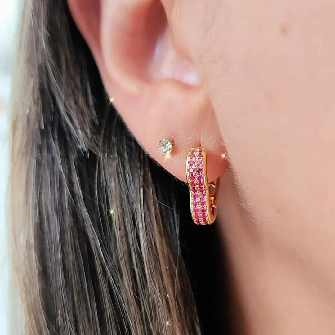 BRINCO DOURADO ARGOLA CORAÇÃO MICROZIRCÔNIAS ROSA
