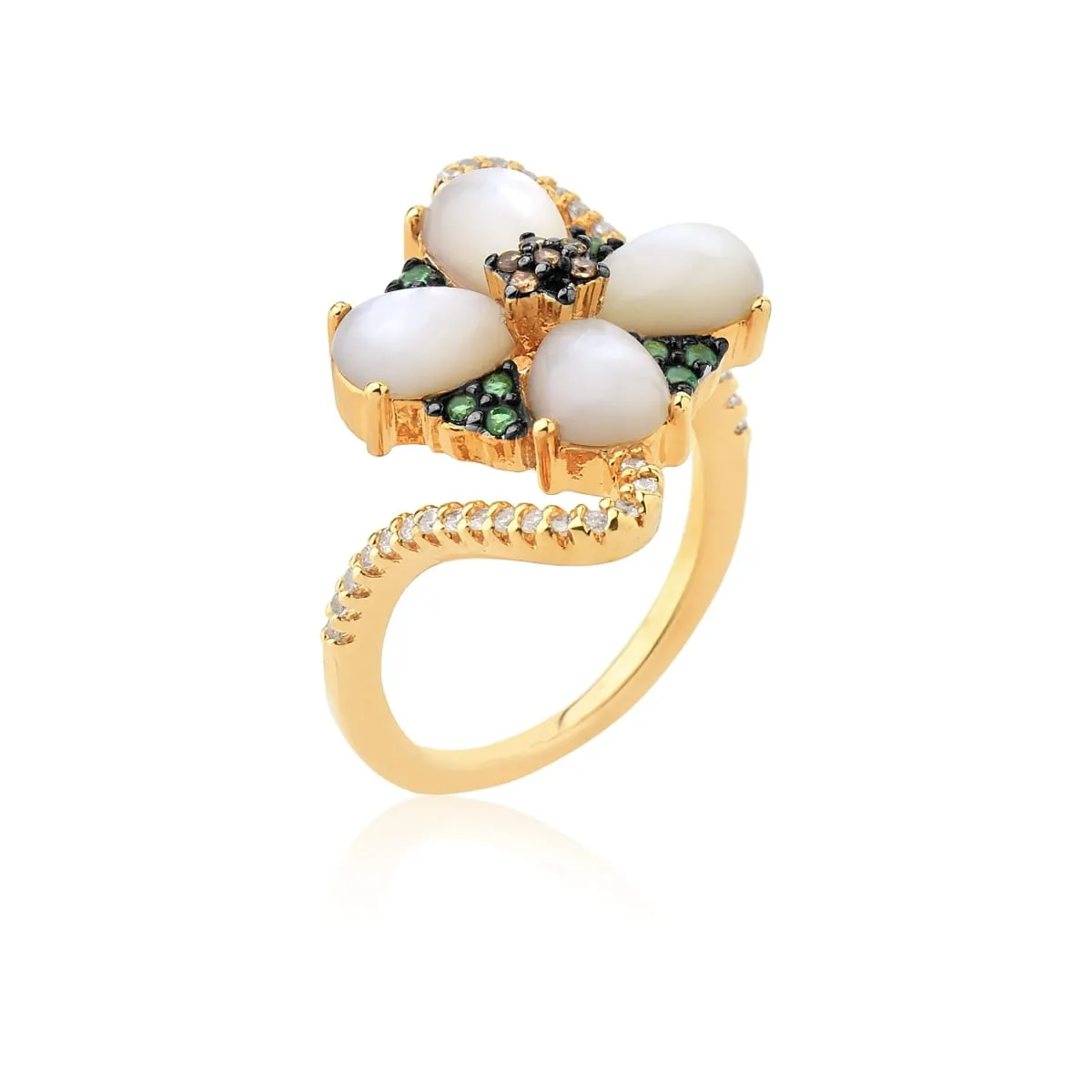 ANEL DOURADO FLOR MADREPÉROLA CRAVEJADO MICROZIRCÔNIAS CRISTAL E ESMERALDA