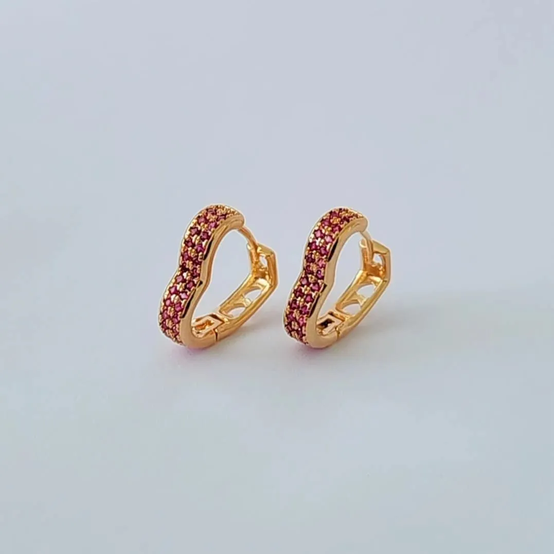 BRINCO DOURADO ARGOLA CORAÇÃO MICROZIRCÔNIAS ROSA