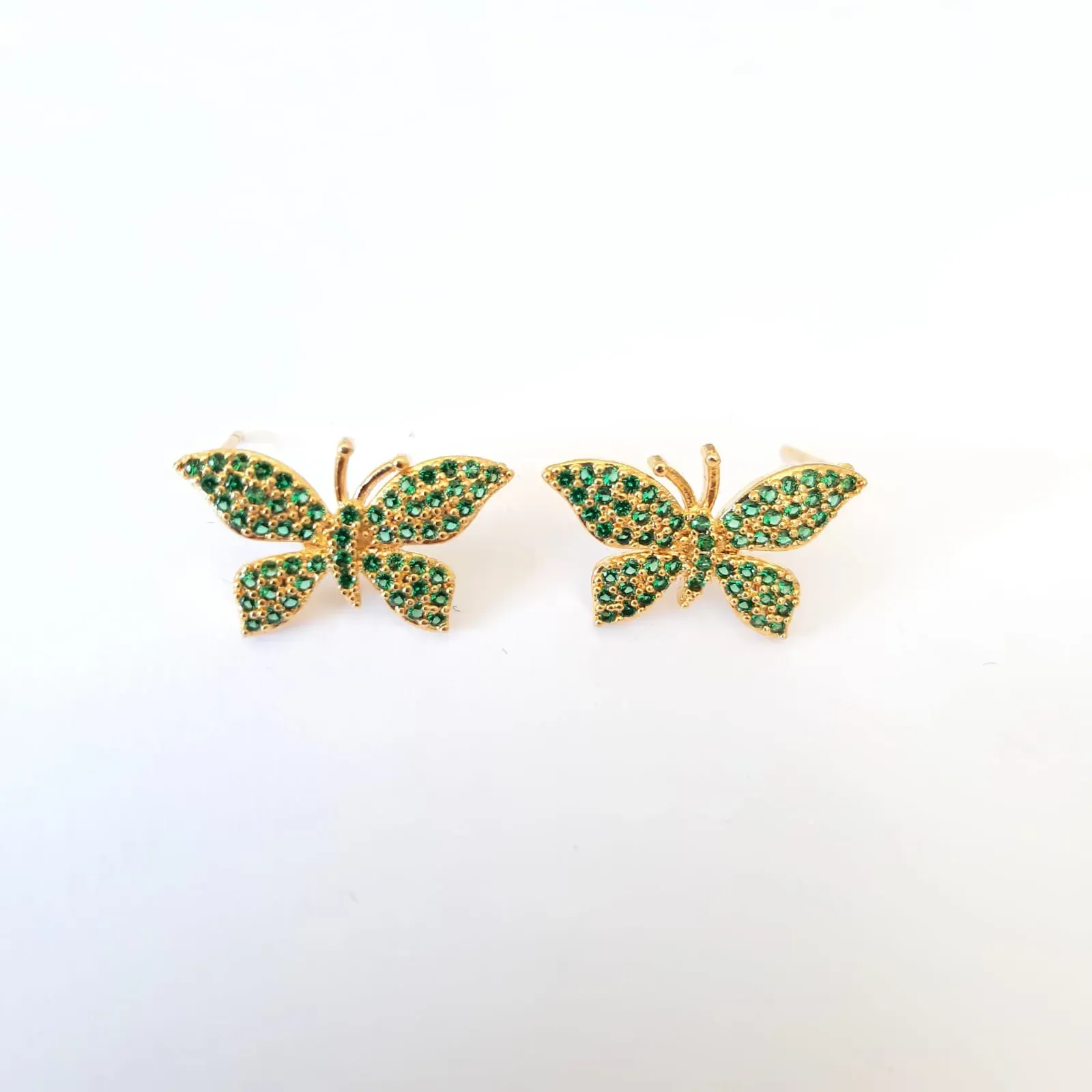BRINCO DOURADO BORBOLETA CRAVEJADO EM MICROZIRCÔNIAS ESMERALDA