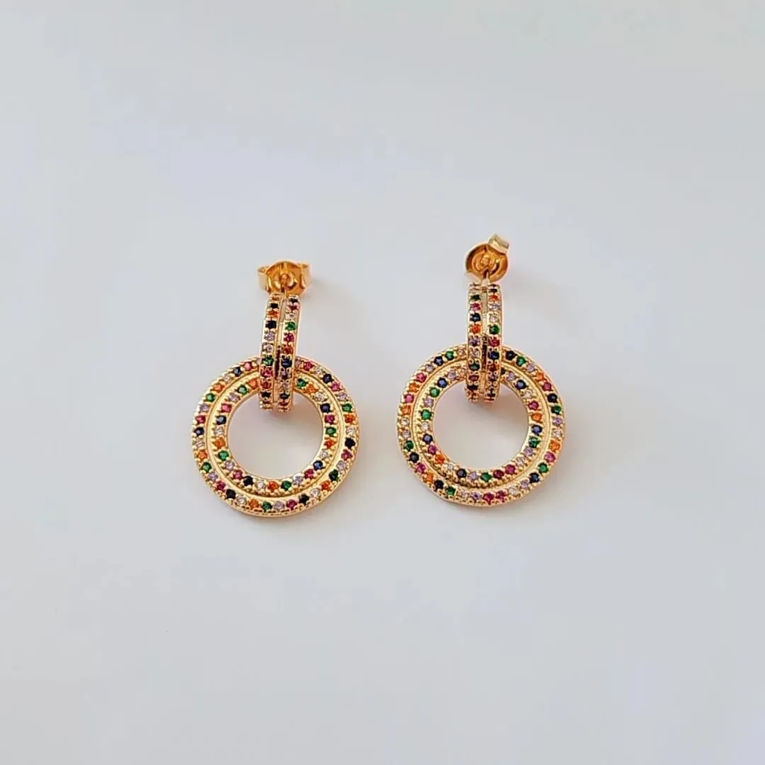 BRINCO DOURADO CÍRCULO CRAVEJADO EM MICROZIRCÔNIA COLORIDAS