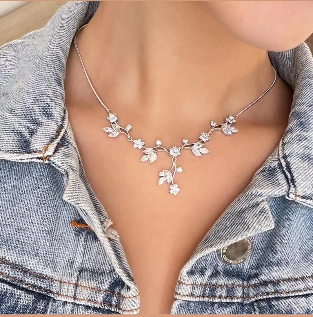 COLAR SUPER DELICADO FOLHAS RÓDIO BRANCO - ZIRCÔNIA CRISTAL