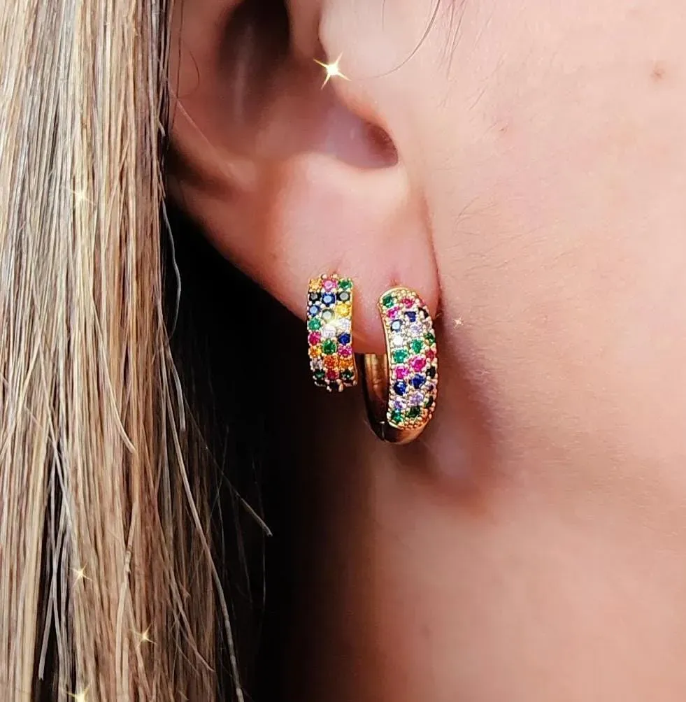 DUPLA ARGOLINHA DOURADA CRAVEJADA EM MICROZIRCÔNIAS MULTICOLORIDAS TRIPLA FILEIRA