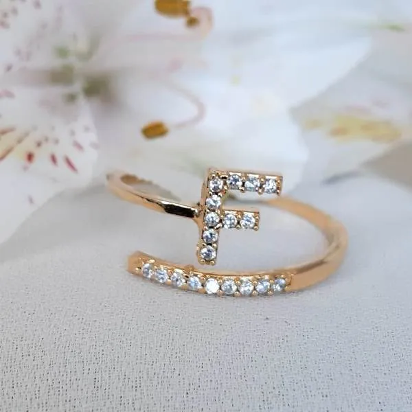 ANEL DOURADO CRAVEJADO MICROZIRCÔNIAS CRISTAL LETRA F