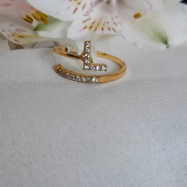 ANEL DOURADO CRAVEJADO MICROZIRCÔNIAS CRISTAL LETRA L