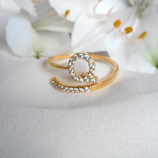 ANEL DOURADO CRAVEJADO MICROZIRCÔNIAS CRISTAL LETRA Q