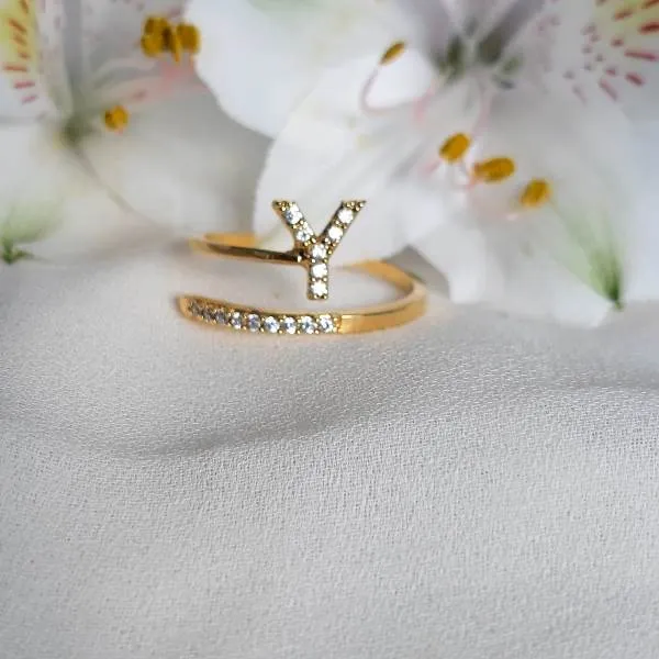 ANEL DOURADO CRAVEJADO MICROZIRCÔNIAS CRISTAL LETRA Y