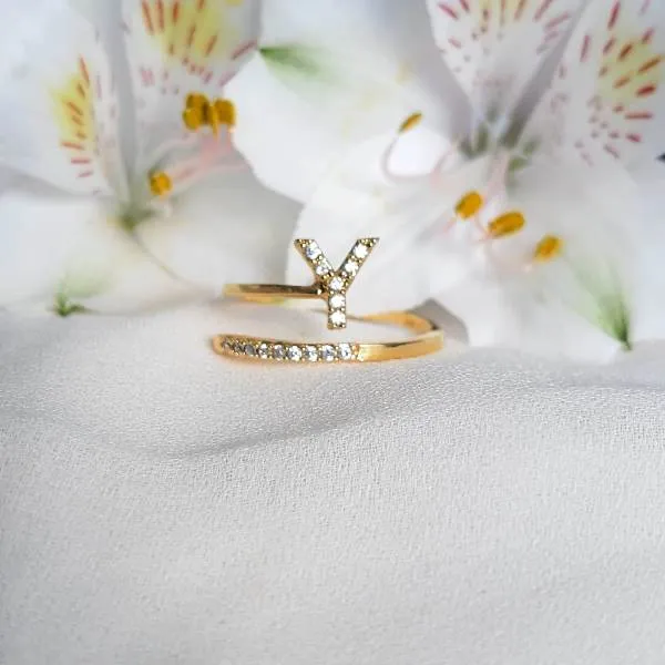 ANEL DOURADO CRAVEJADO MICROZIRCÔNIAS CRISTAL LETRA Y