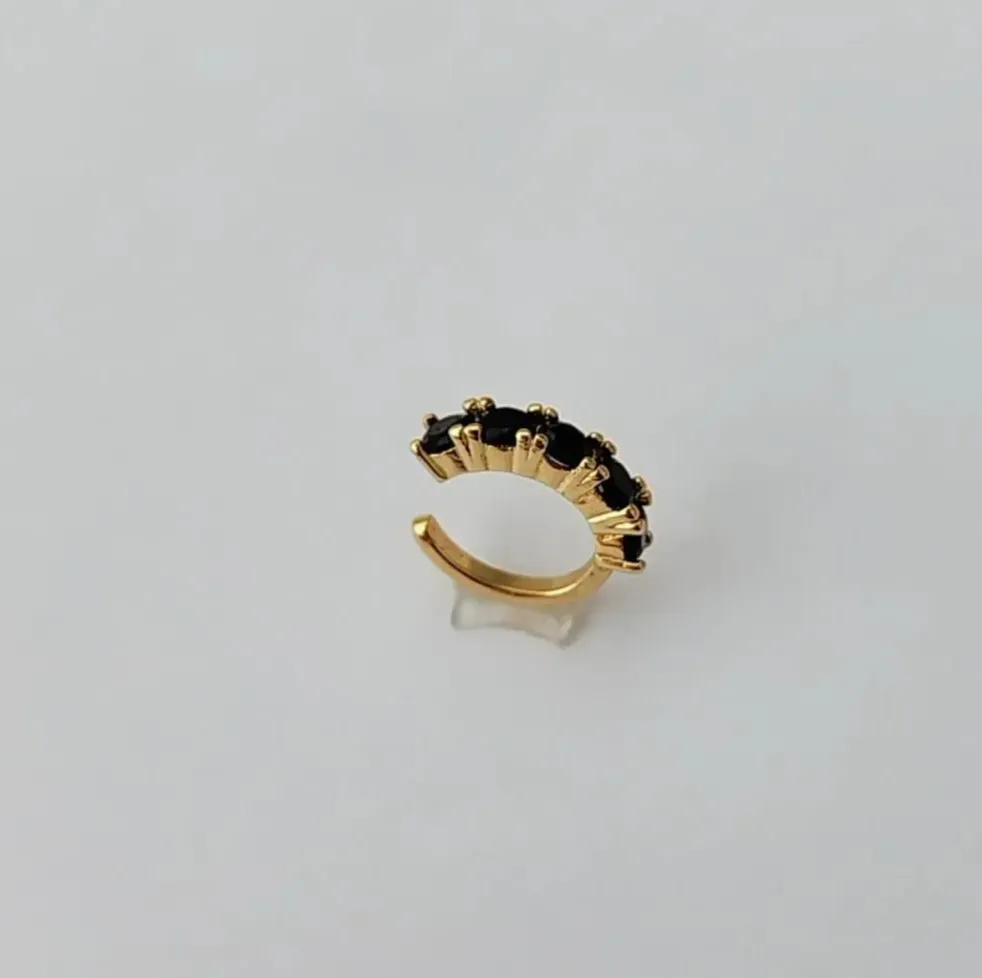 BRINCO PIERCING FAKE DOURADO PEDRAS NEGRAS
