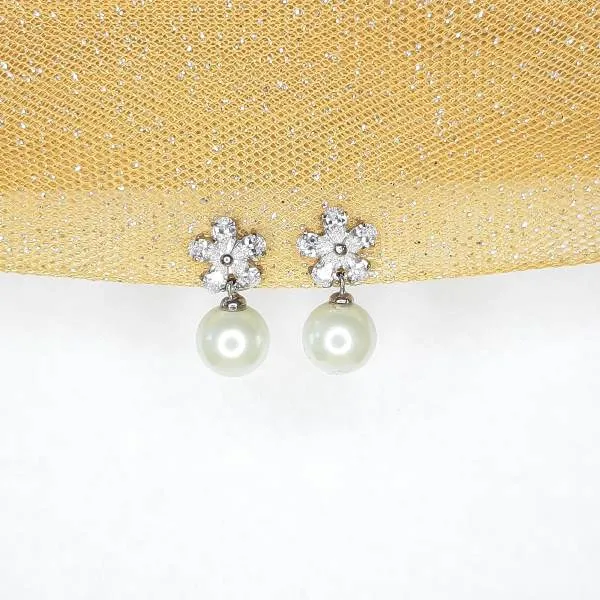 BRINCO RÓDIO BRANCO FLOR CRISTAL E PÉROLA